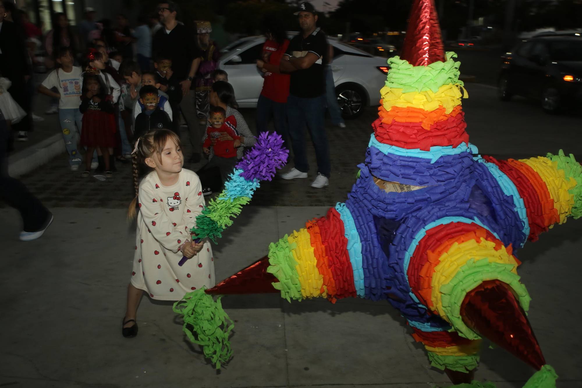 $!Mia Isabella disfruta el apalear la piñata.
