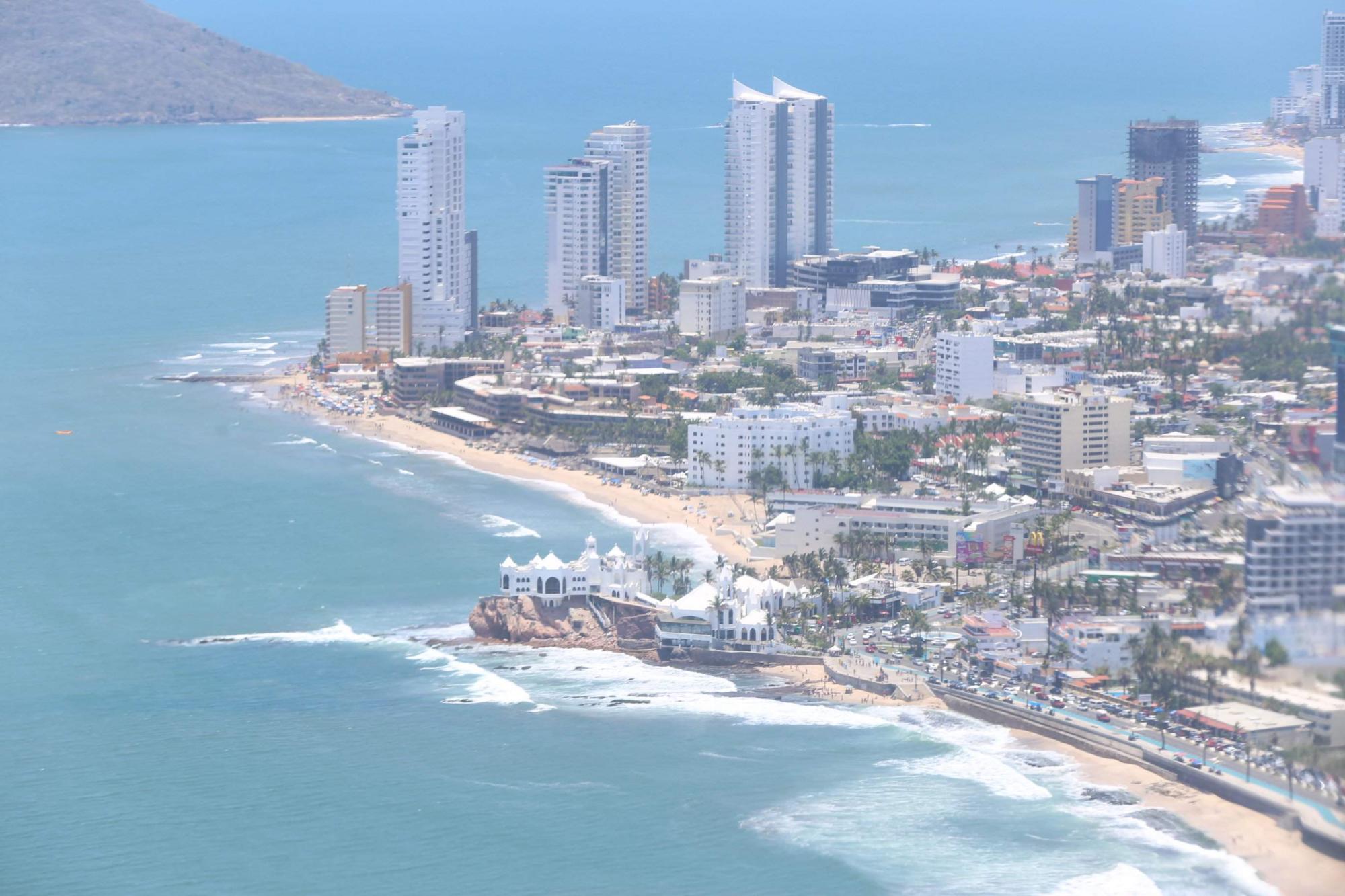 $!Mazatlán visto desde las alturas en el helicóptero que pilotea Martha Gabriela.