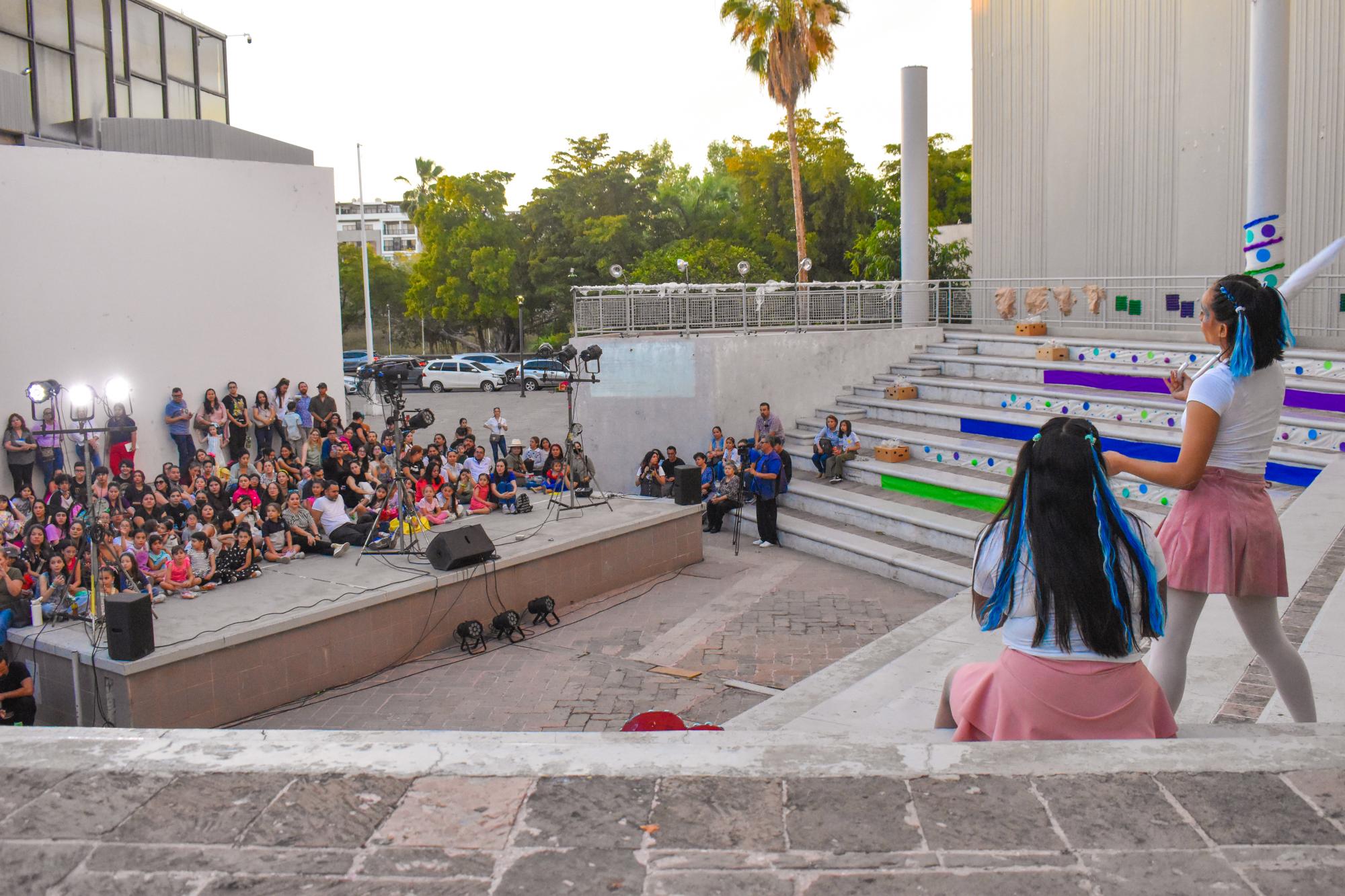 $!Los niños y sus papás apreciaron desde el escenario las coreografías.