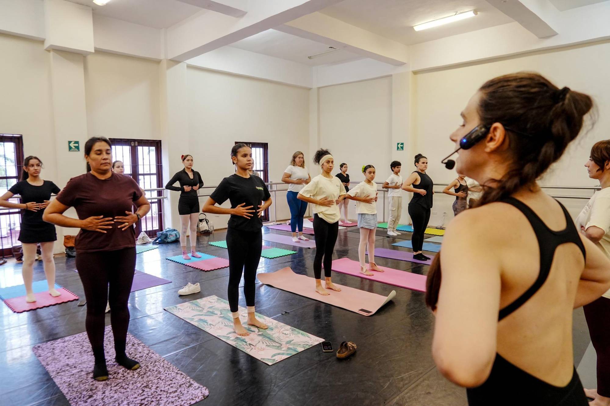 $!La máster en pilates, Vira Nazarenko, dirigió la sesión en la que más de un centenar de asistentes disfrutaron de una jornada de bienestar físico y convivencia familiar.