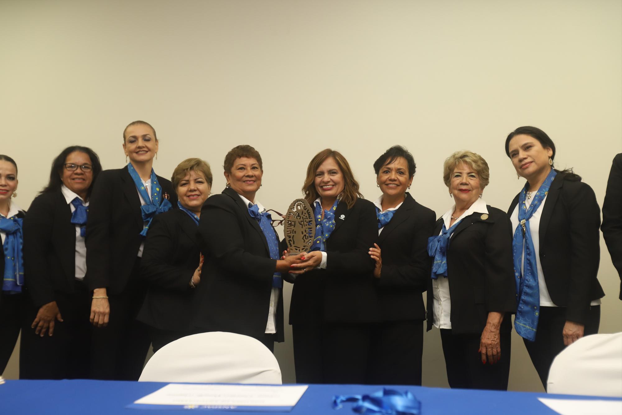 $!Liz junto a su Comité Directivo, que trabajó a la par junto a ella.