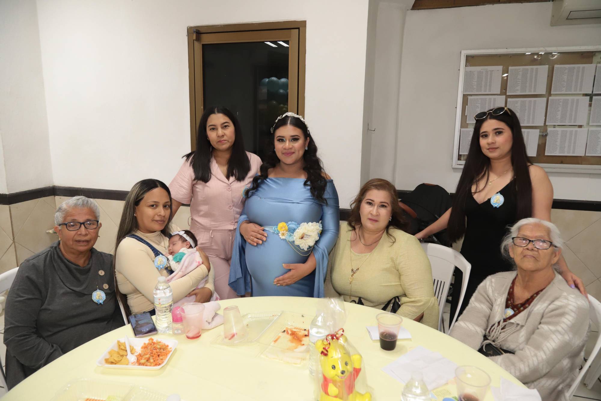 $!Éricka Tiznado, Ciboney y Paulina Lizárraga. Sentadas, Reyna Ulloa, Maria Paola Martínez, la bebé Lía Rodríguez, Ángeles Tolosa, Juana Rodriguez.