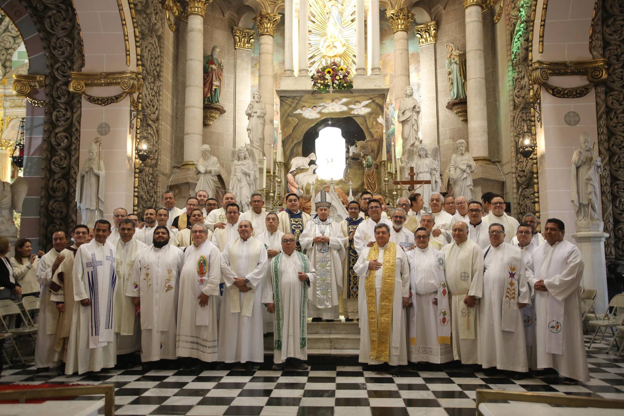 $!Al final de la ceremonia, el Señor Obispo Mario Espinosa Contreras y sacerdotes de la Diócesis de Mazatlán se tomaron la fotografía del recuerdo.