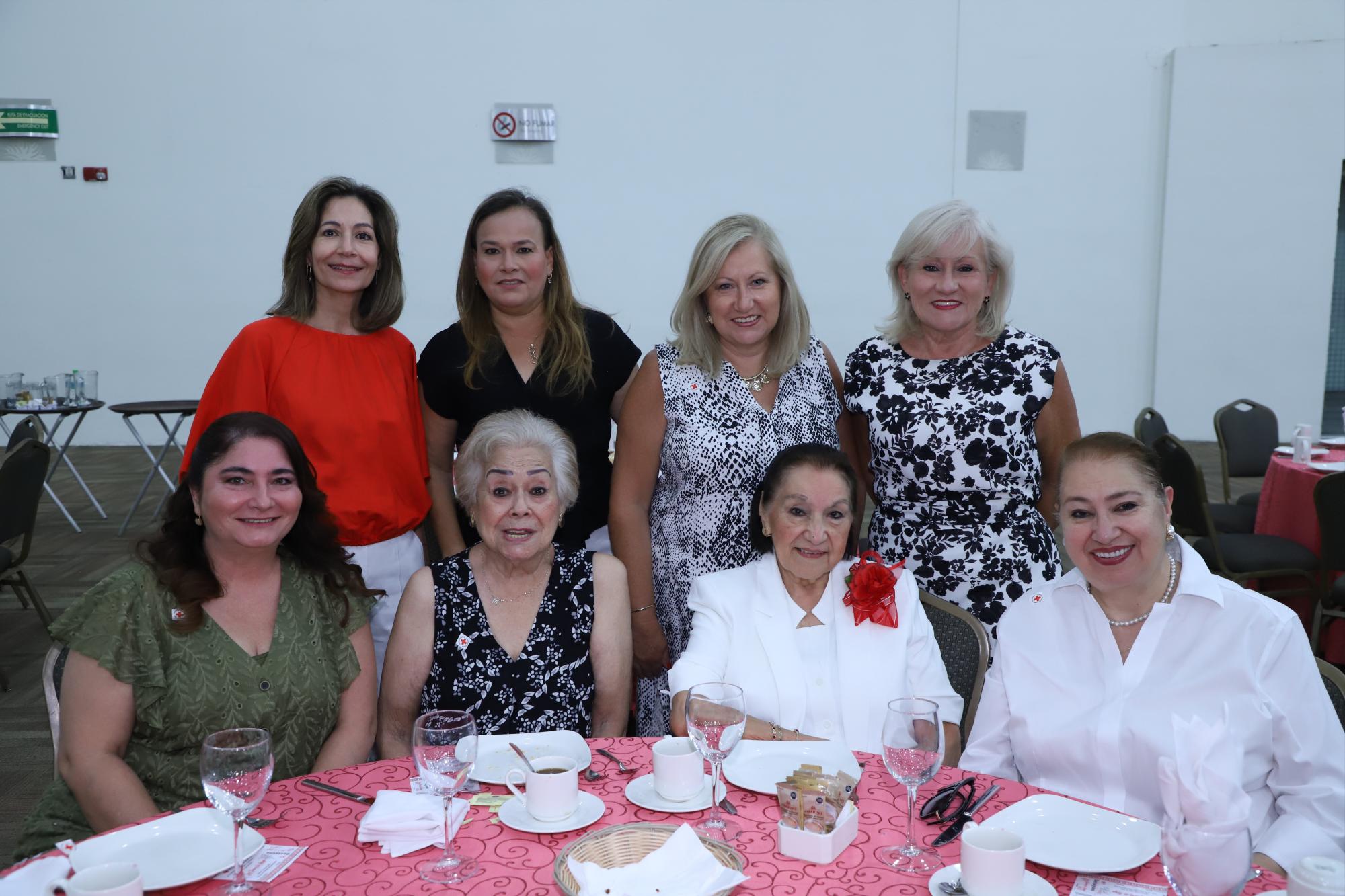 $!Lucy de Gavica, Dulce Ahumada, Monic y Gina Reynaud. Sentadas, Loretta Rochín, Martha de Ahumada, Graciela Toledo y Graciela Vega.