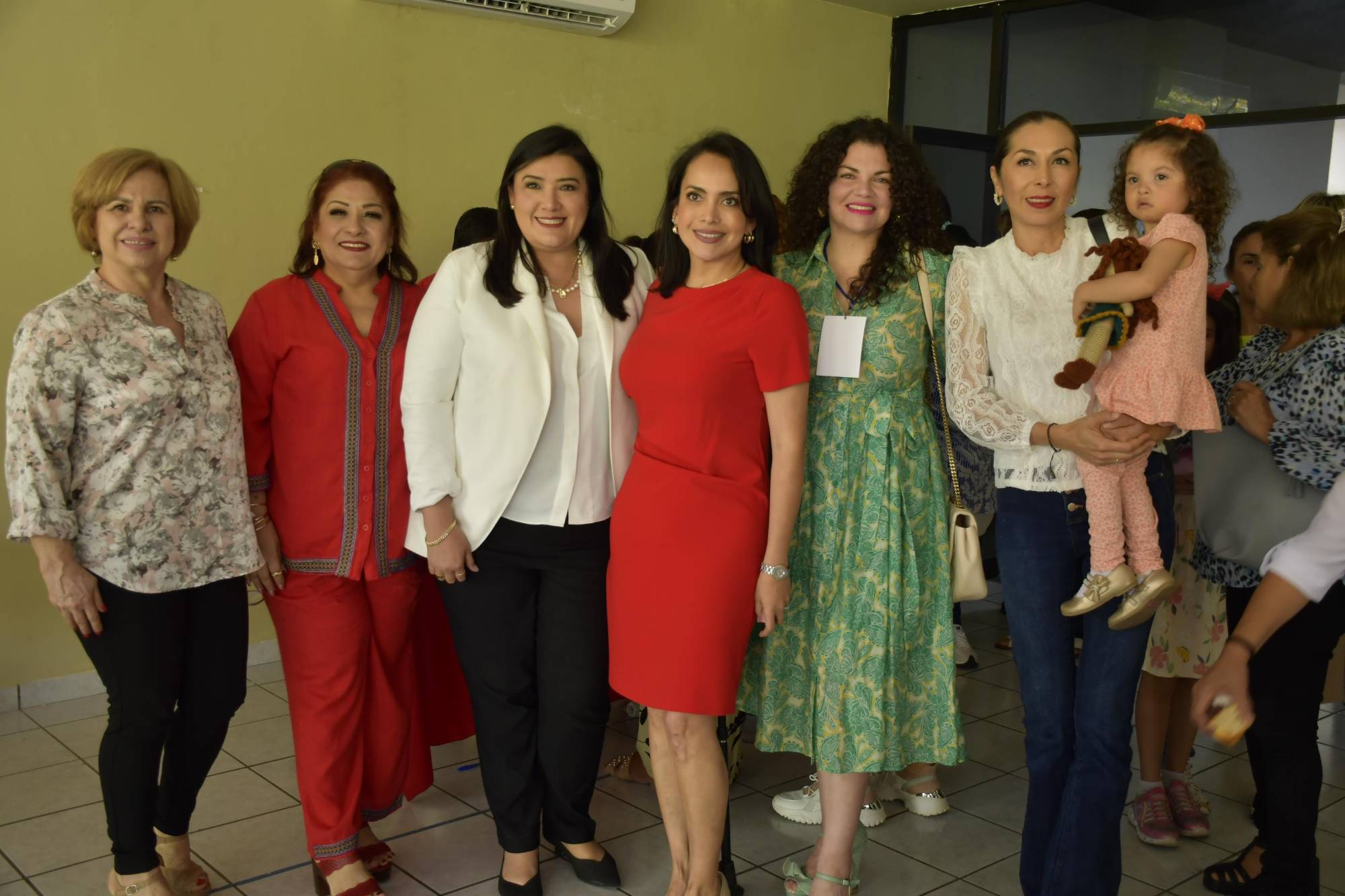 $!Mujeres que buscan el derecho a sus derechos participan en el conversatorio.