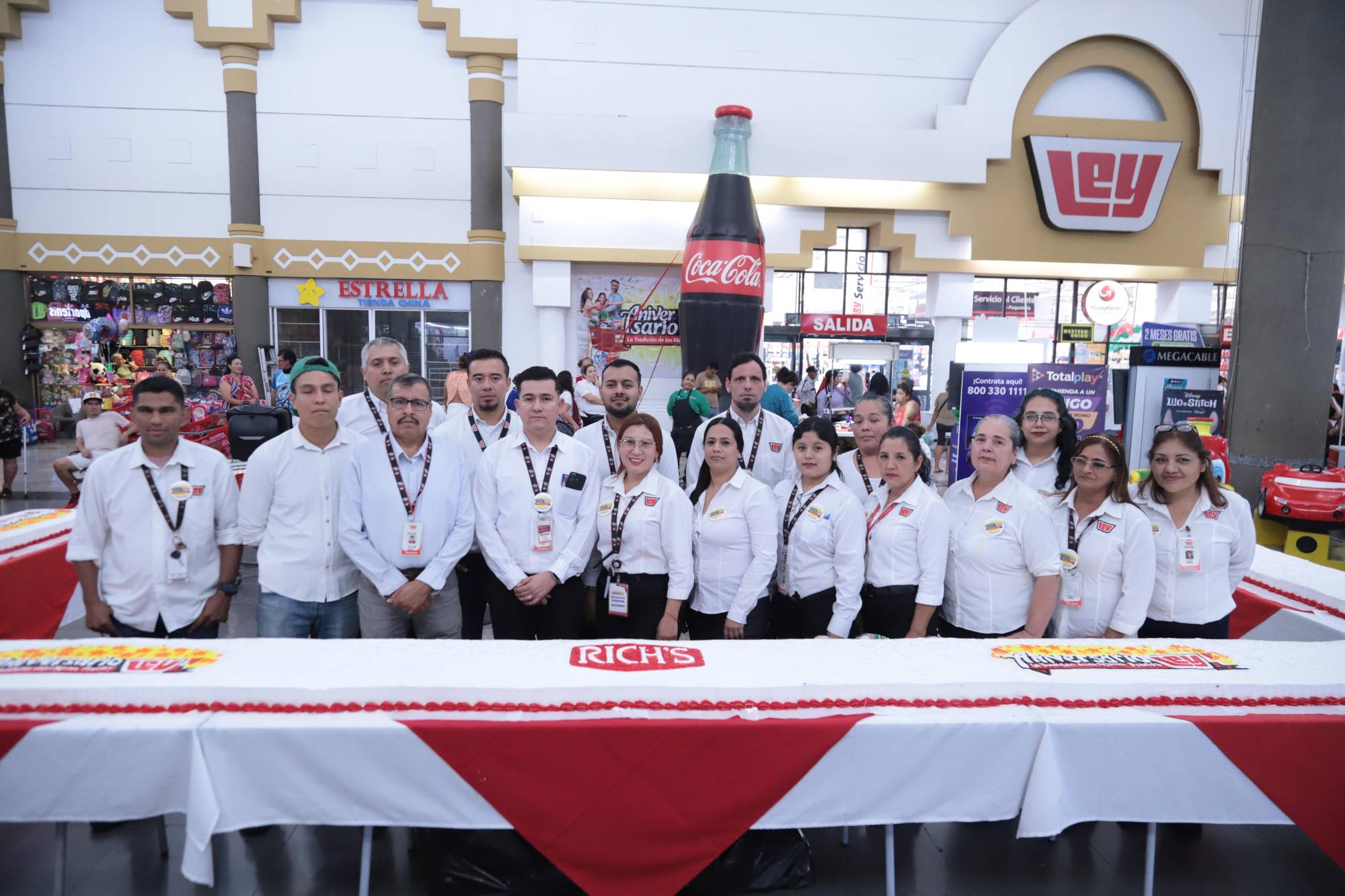 $!Colaboradores de Casa Ley de la sucursal Plaza El Mar se tomaron la fotografía del recuerdo.