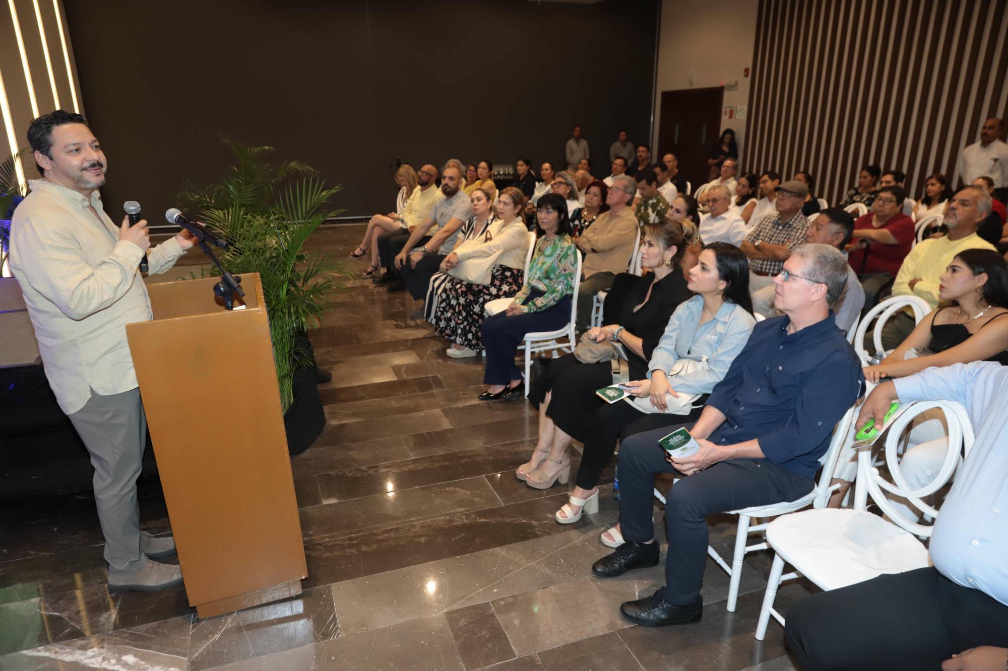 $!Adrián López Ortiz, director general de Noroeste, agradeció el aporte que dio Sandra Guido en la conferencia, así como la asistencia de los presentes por su interés en el tema.