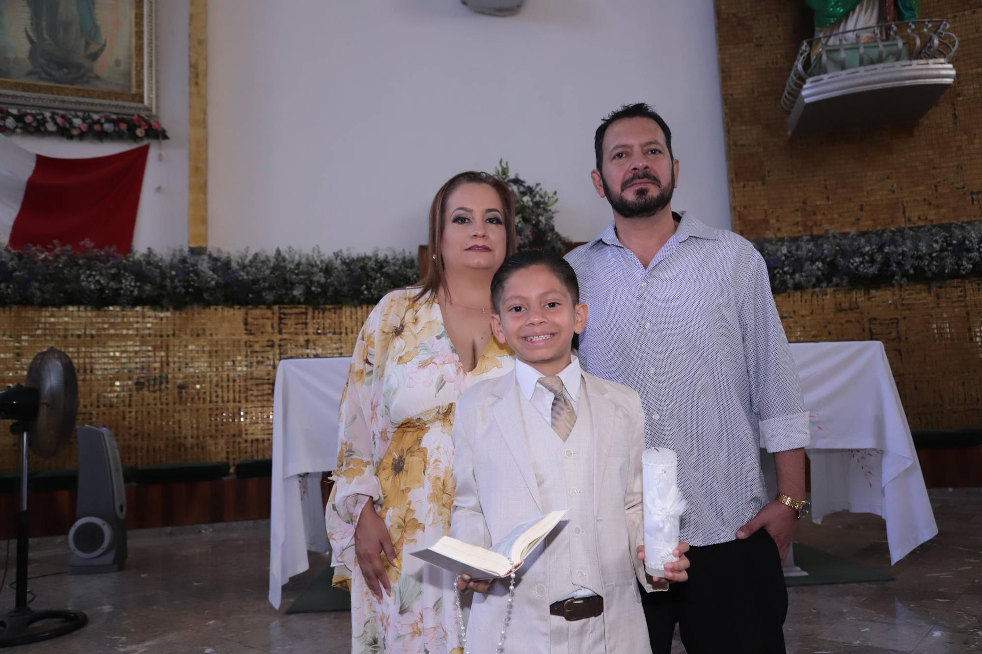 $!Saúl entre sus padres Lucía Valdez Argüelles y Rolando Cruz Hernández.