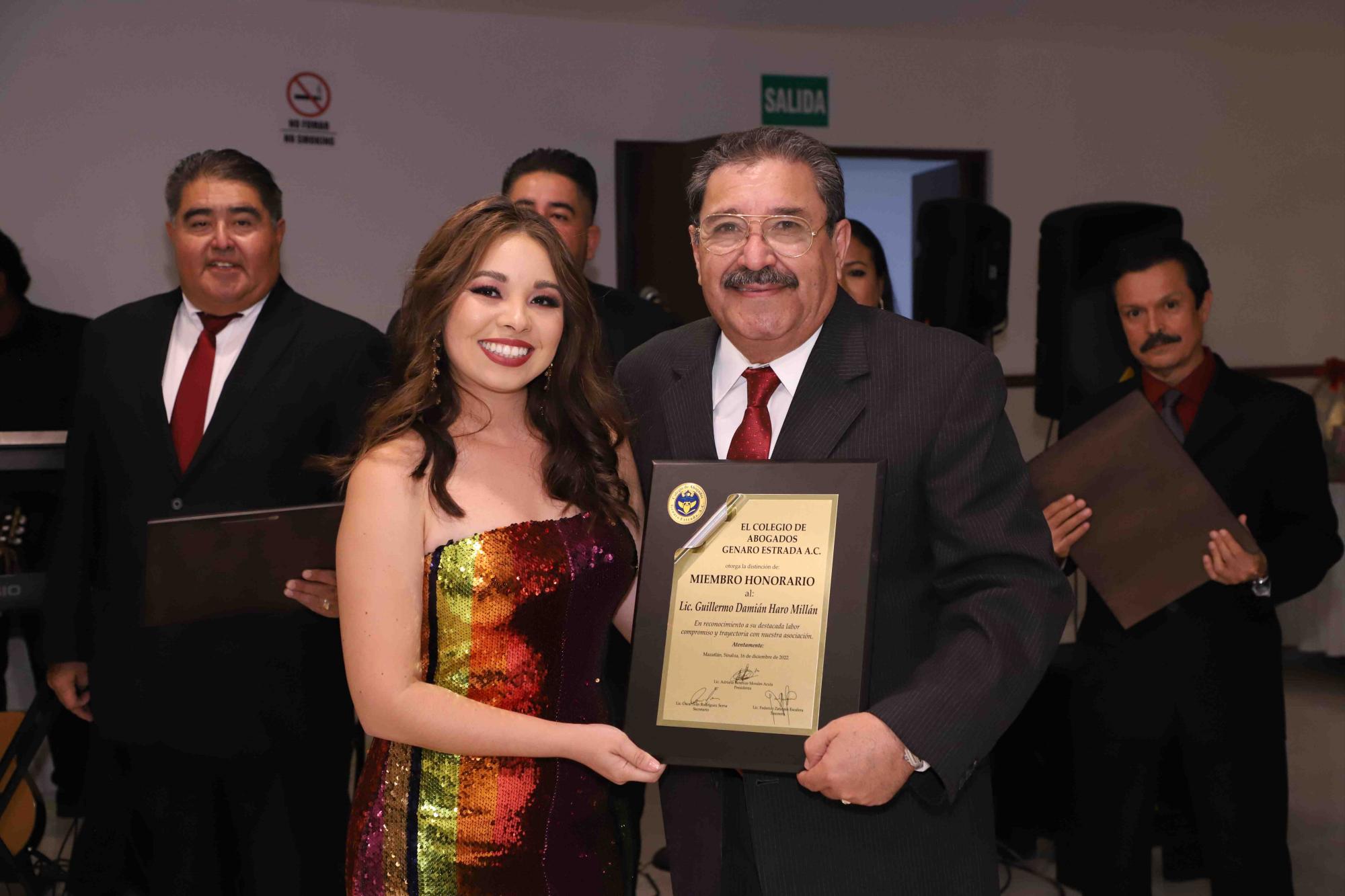 $!Adriana Berenice Morales, presidenta del colegio, entrega reconocimiento como Miembro Honorario a Guillermo Damián Haro Millán.