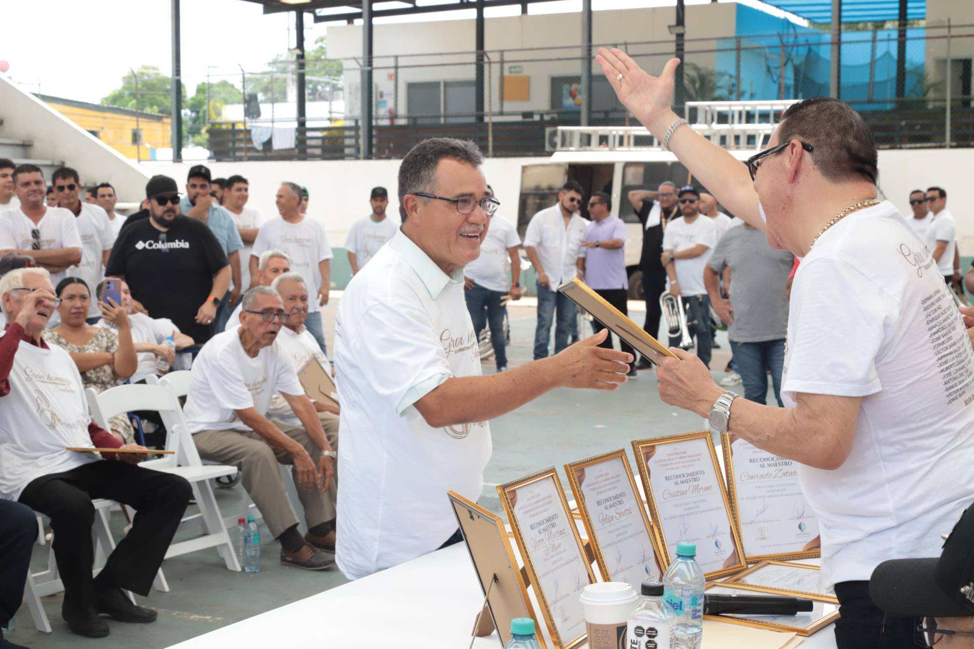 $!Manuel Rocha recibe su reconocimiento de manos de Julio Preciado.