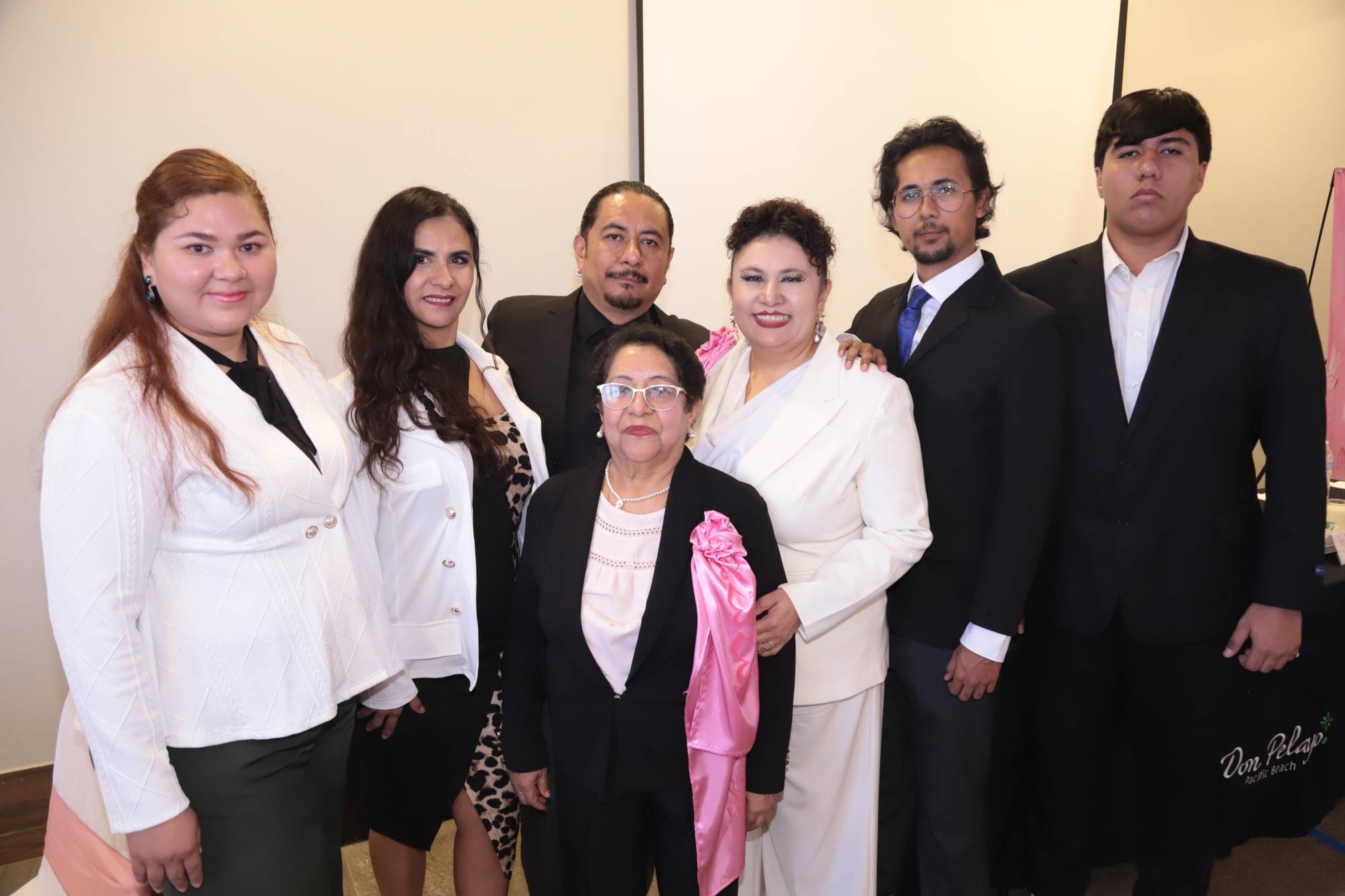 $!Adely, Carolina y Gerardo Castañeda, Catalina Aaraceli Castañeda, Gerardo Dimaría y Uriel Sánchez. Al frente Araceli Estrada.