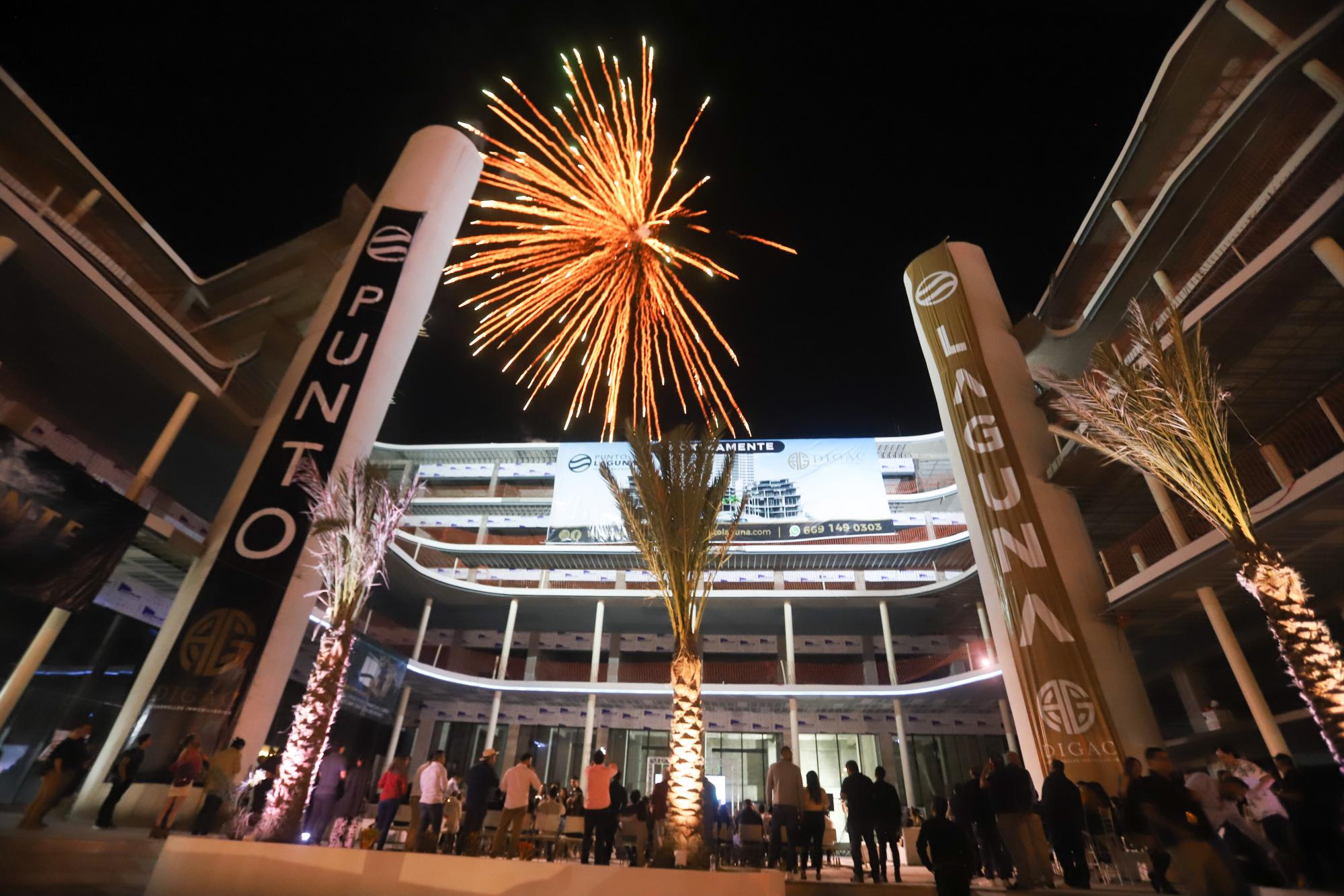 $!Los asistentes disfrutaron de bebidas, fuegos pirotecnicos y la música de un mariachi.