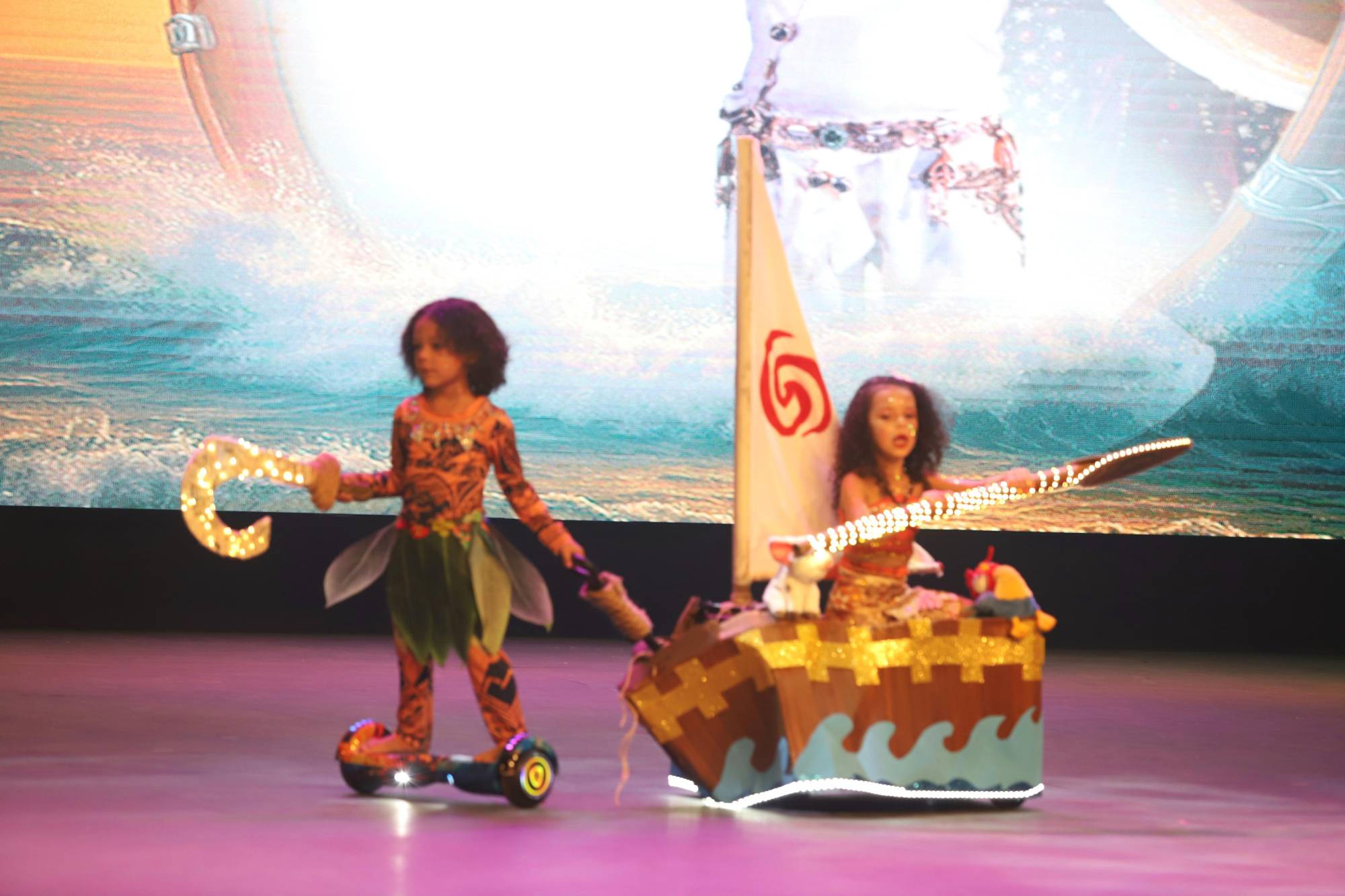 $!“Moana y Maguín”, de la Academia Edith Clavel, conquistaron al jurado con su colorido vestuario y obtuvieron el primer lugar en Disfraz de Fantasía en Pareja.