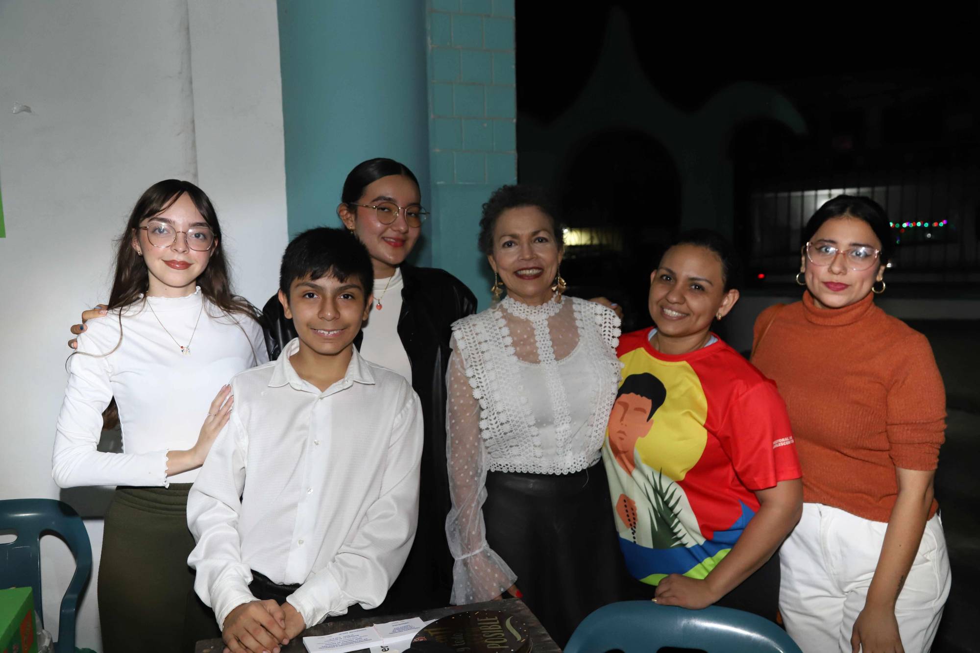 $!Fernanda Santos, Juan Ondorica, Fernanda Cruz, Laura Carrillo, Vania Valle y Aidali Montero.