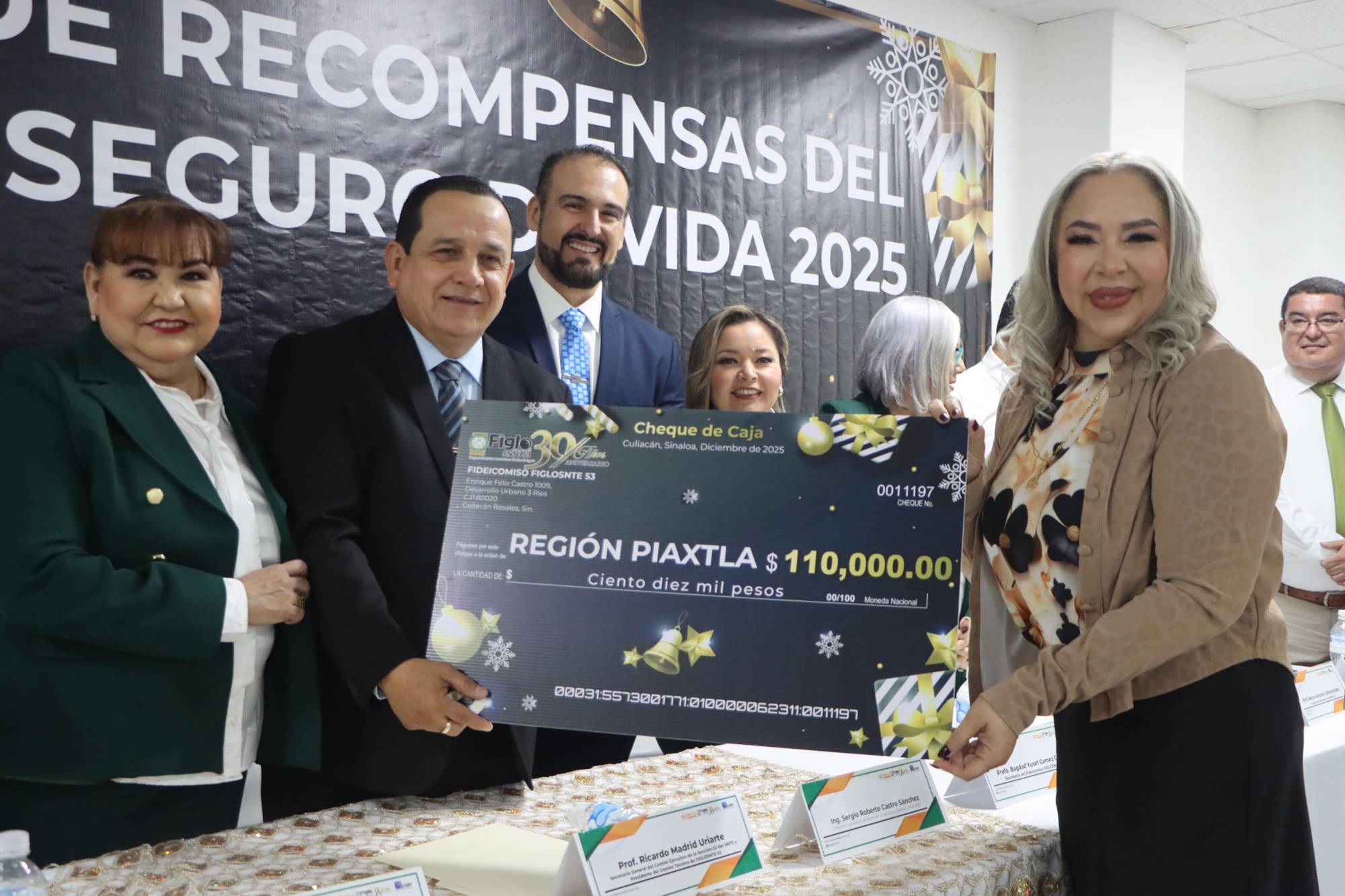 $!Entrega simbólica a socia beneficiada.