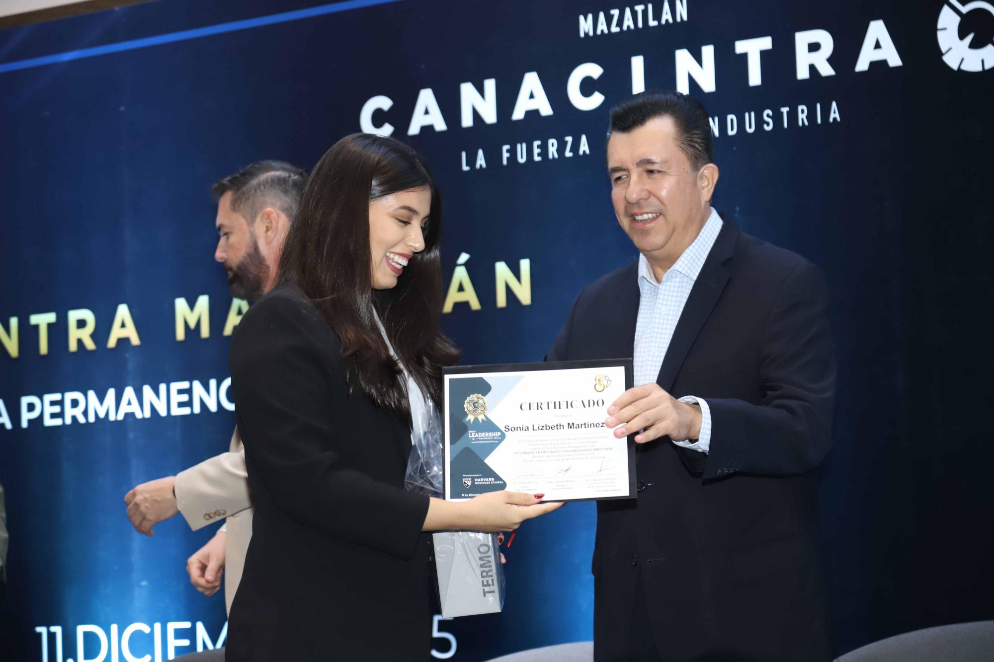 $!Sonia Lizbeth Martínez recibe muy contenta su diploma.