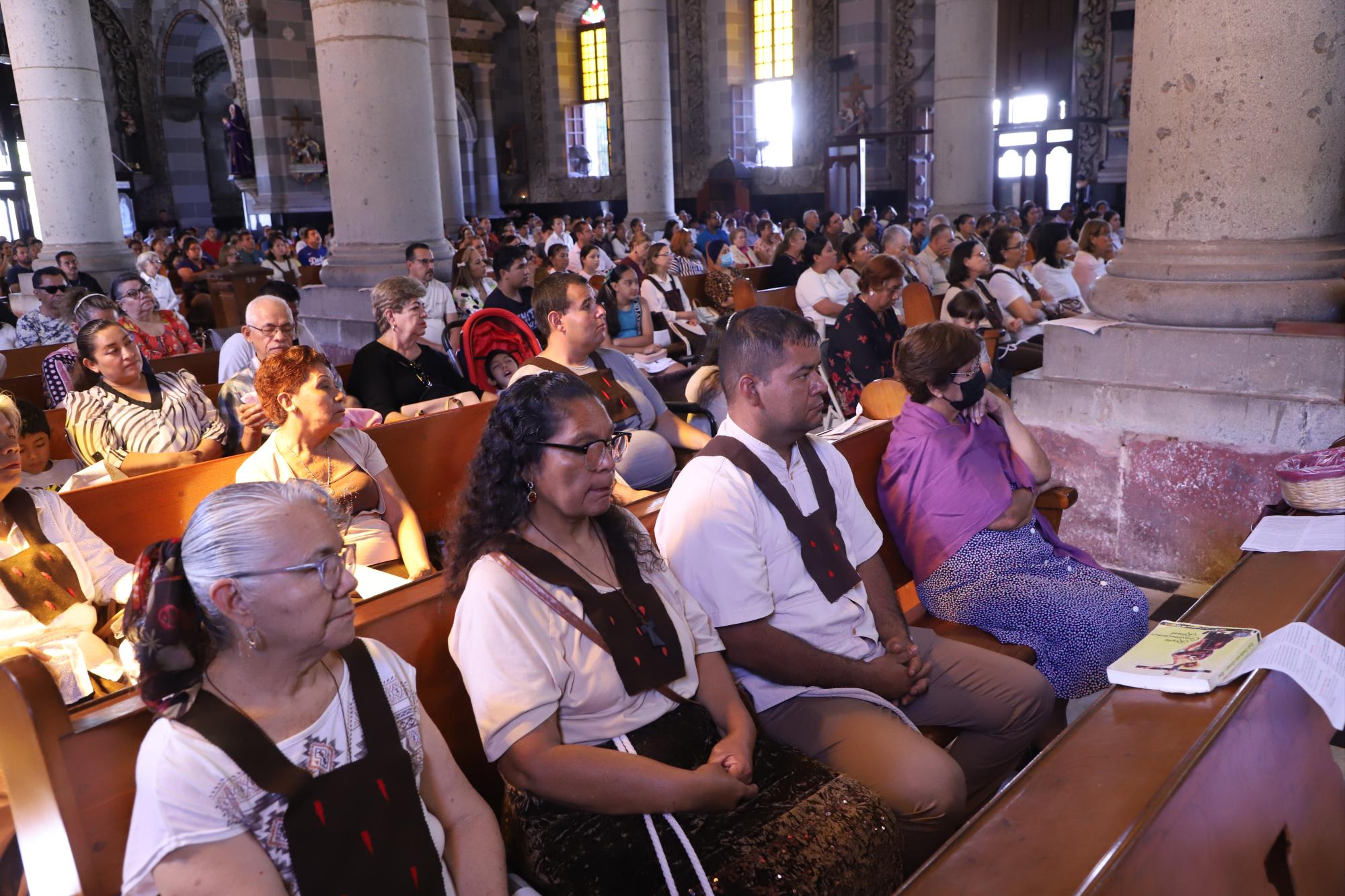 $!Los asistentes escucharon con atención la santa misa.