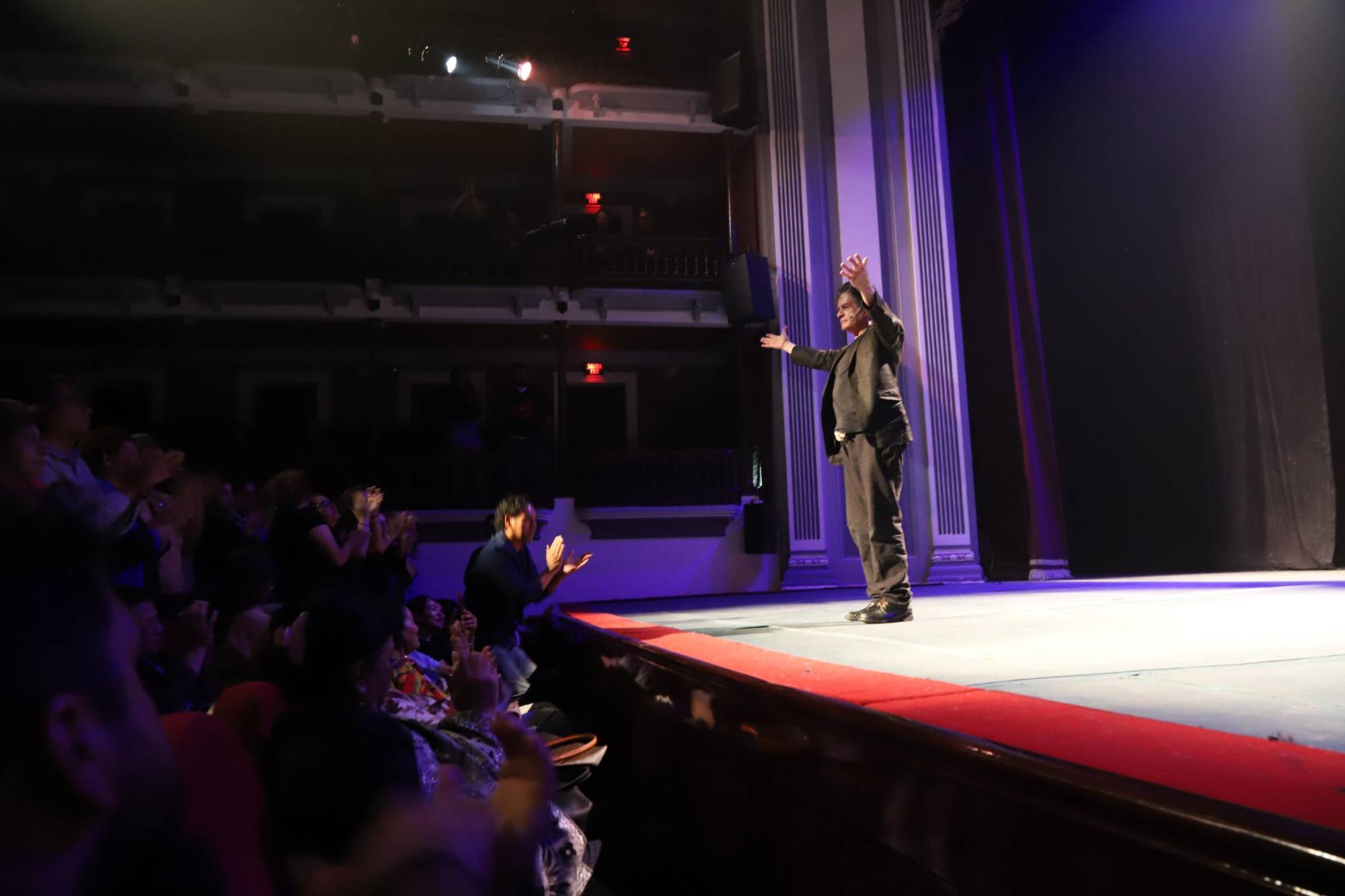 $!El primer actor atrapa en los primeros segundos al público.