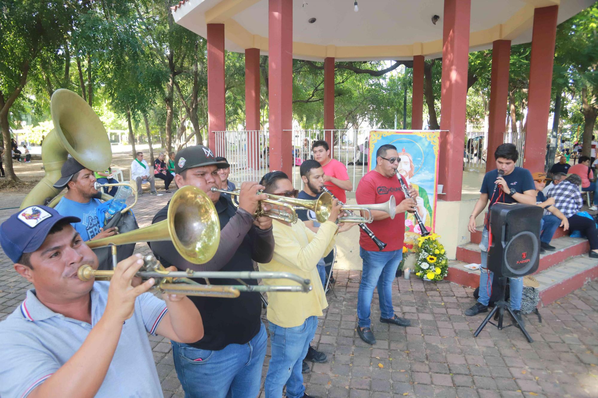 $!Una banda de música estuvo amenizado la kermés.