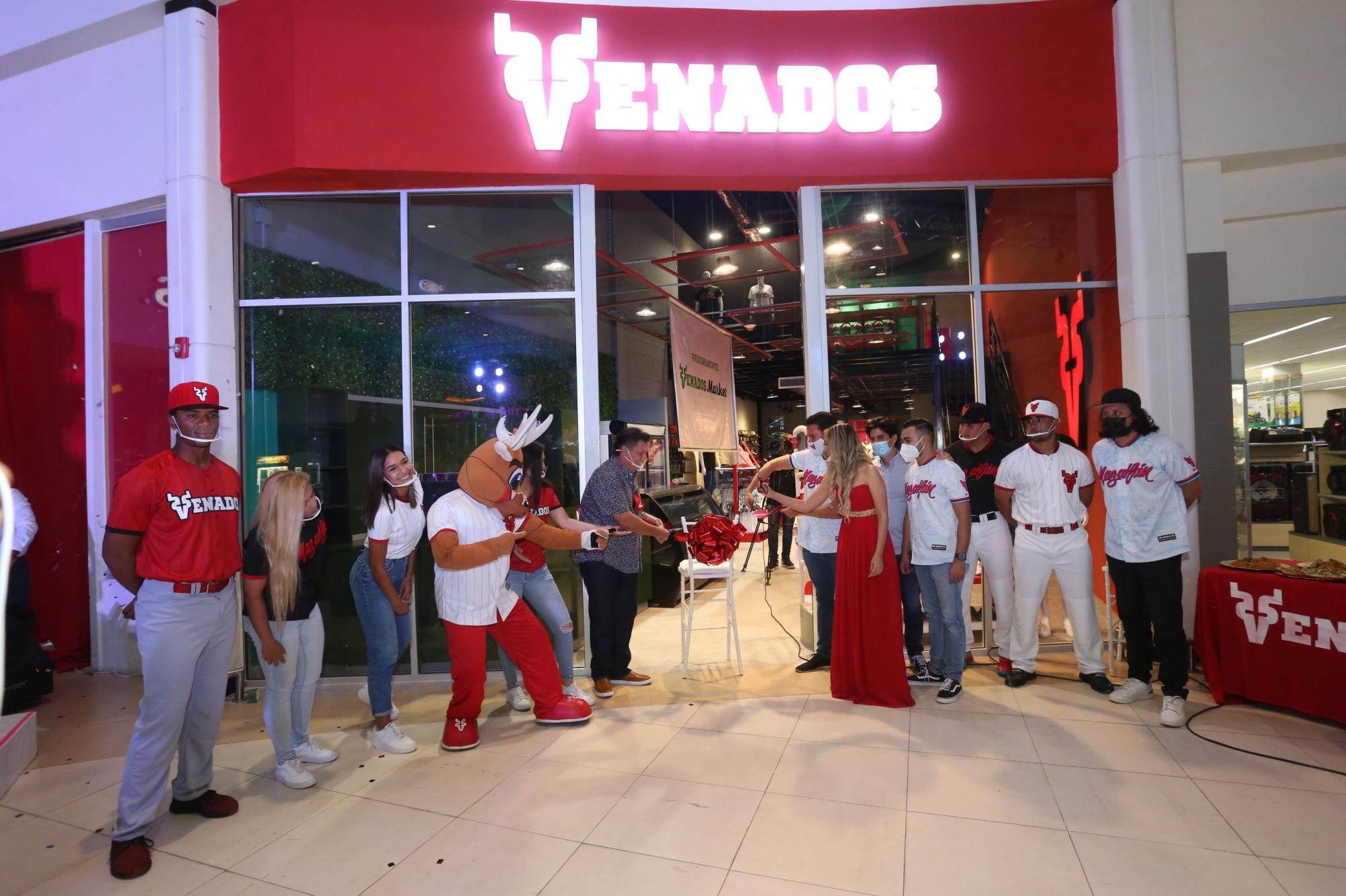 $!En la ceremonia se cortó el listón inaugural de la tienda oficial de Venados.