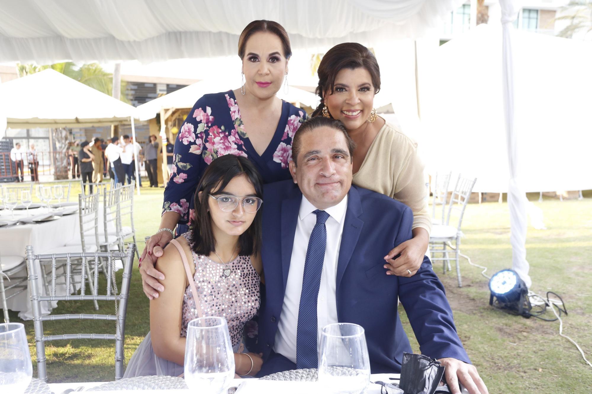 $!Zulema Figueroa, Magui Rojas de Del Toro y Valentina del Toro Rojas junto al chef Gilberto del Toro.