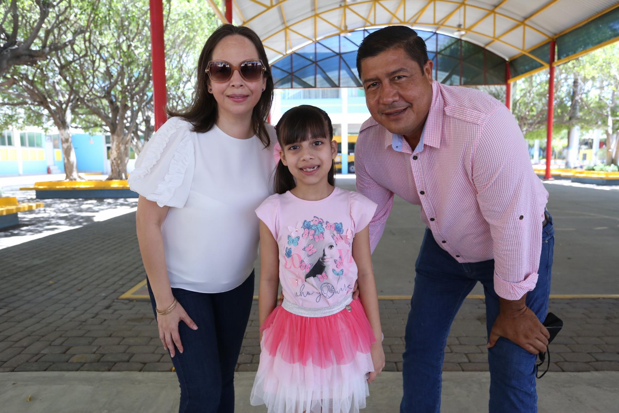 $!Ivanna Alessandra Barbosa Durán entre sus padres, Silvia Rocío Durán y Juan Carlos Barbosa Osuna.