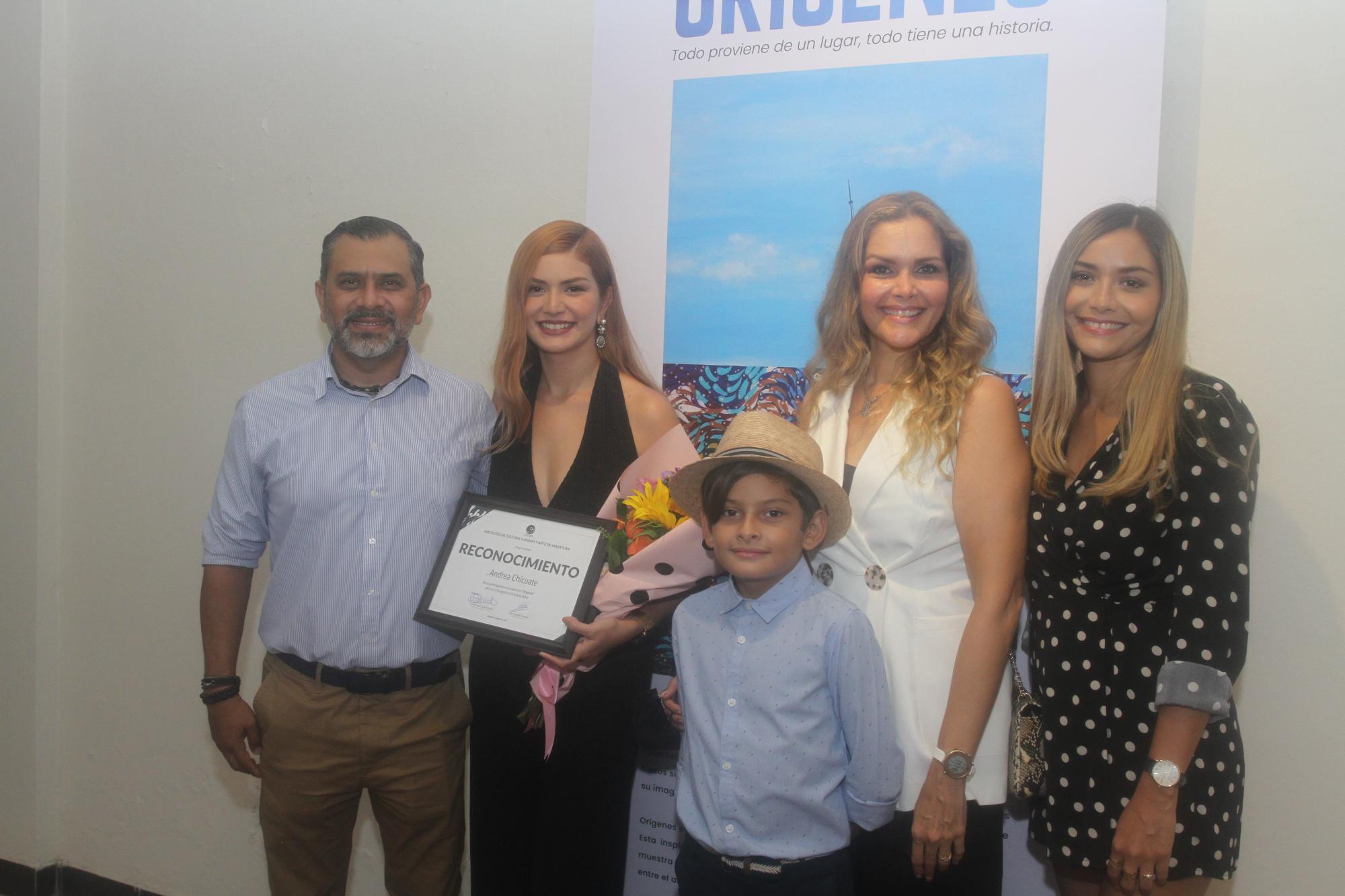 $!Andrea Michel entre sus padres Cosme Chicuate e Imelda Morales de Chicuate, y sus hermanos, Santiago y Ámbar.