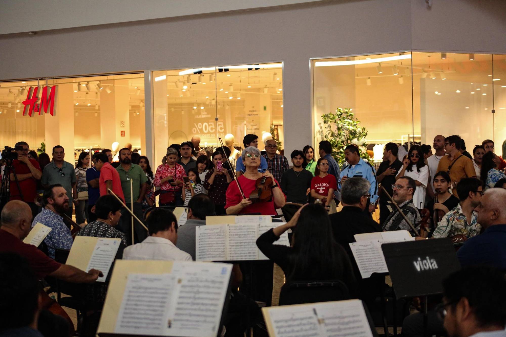 $!Los músicos de la OSSLA iniciaron con las primeras notas de ‘Las Mañanitas’.