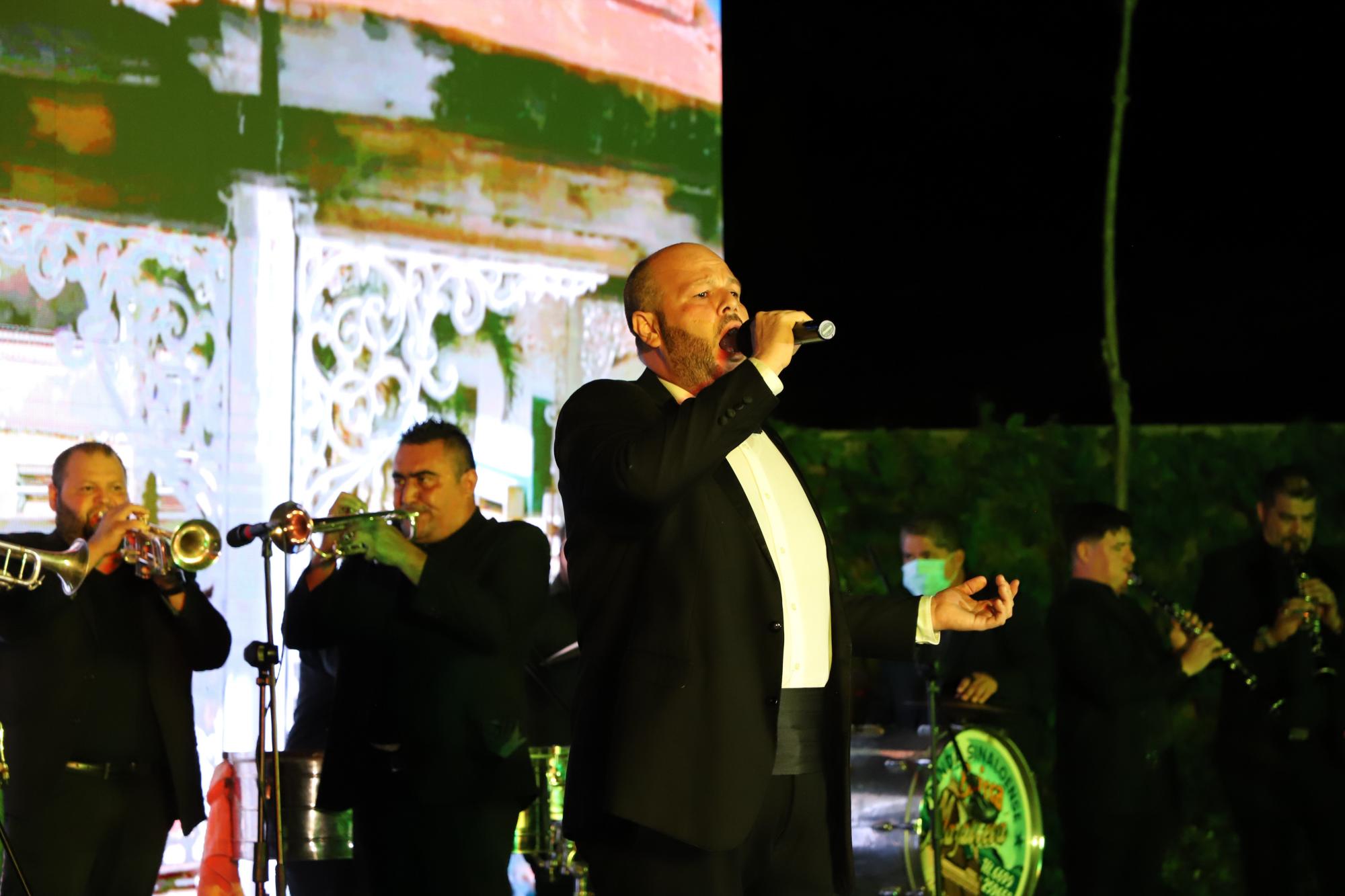 $!El cantante culiacanense Iván Valdez, quien fusionó su voz operística con la banda