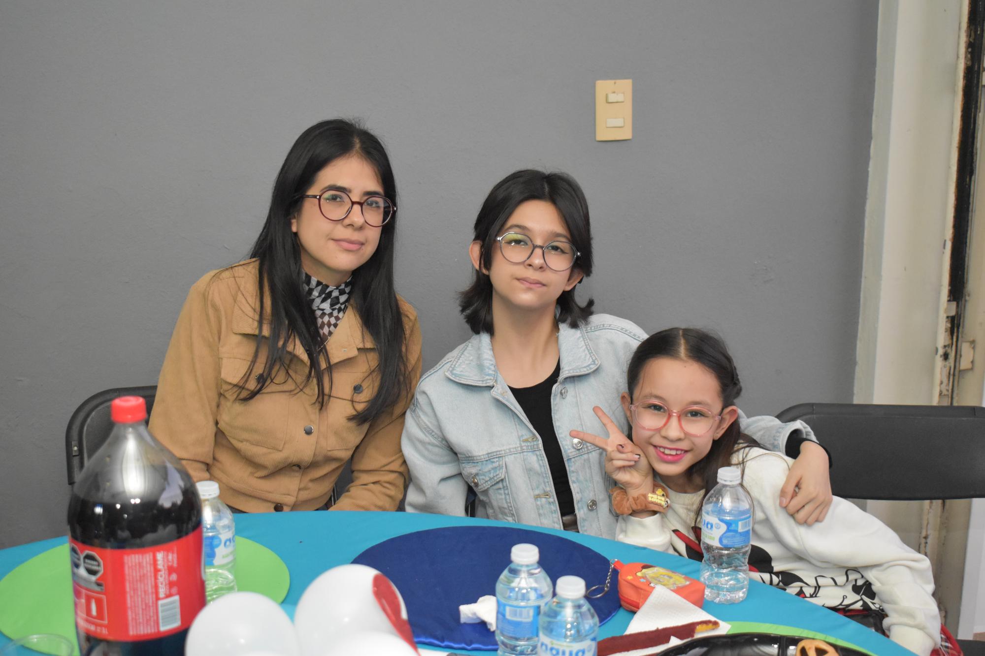 $!Diana Sarabia con sus hijas Sofía Guadalupe y Diana Valeria Medina Sarabia.