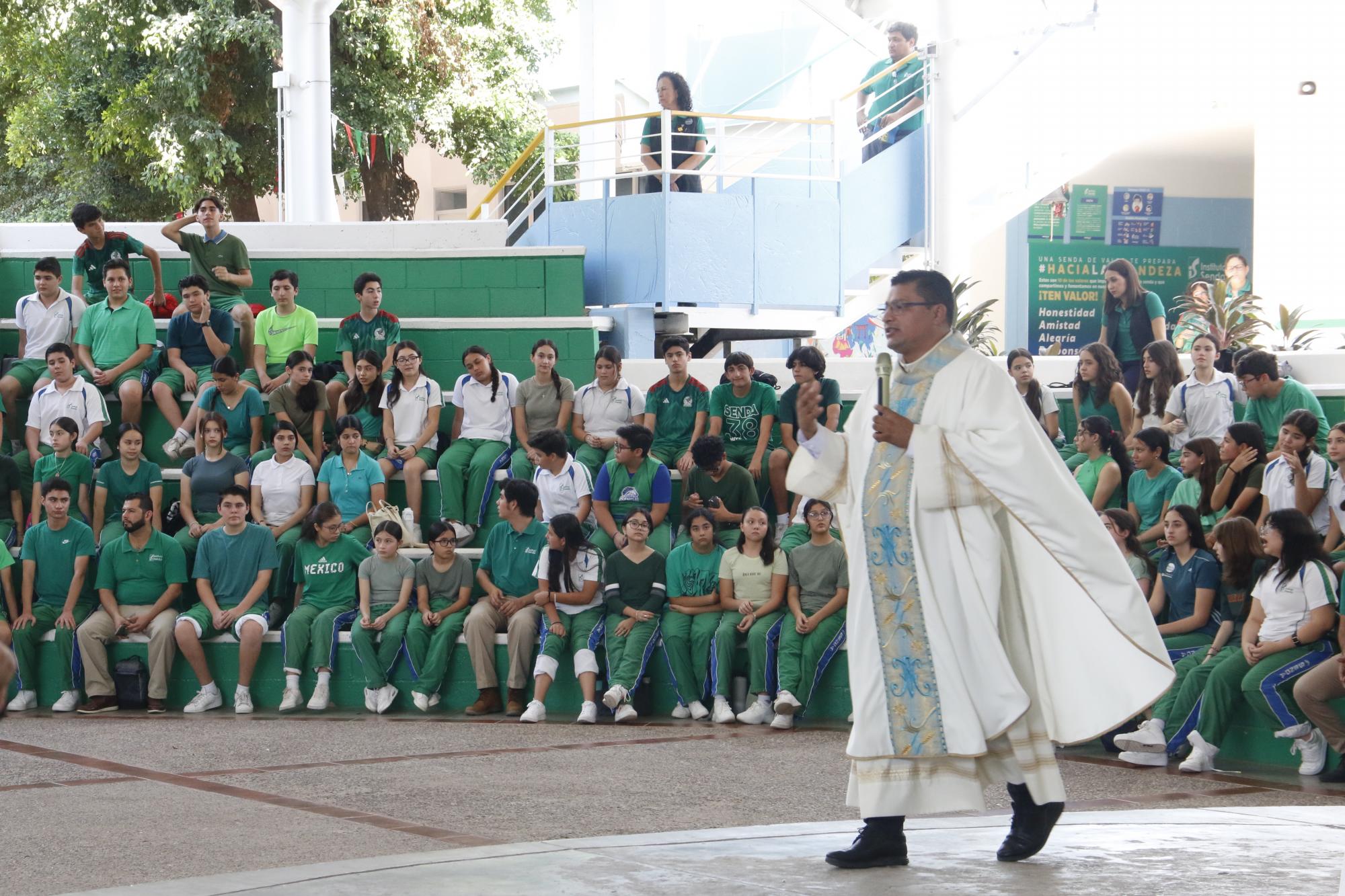 $!El Padre Daniel Zepeda encabezó la misa de acción de gracias por el aniversario del Instituto Senda.