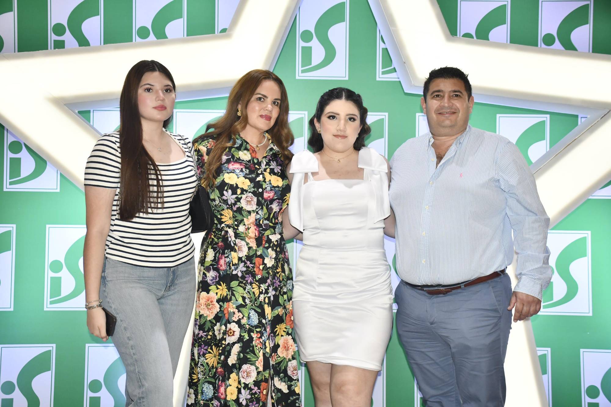 $!Luisa Sofía, Lizbeth, Lizvaleria y Luis Alberto Godoy.