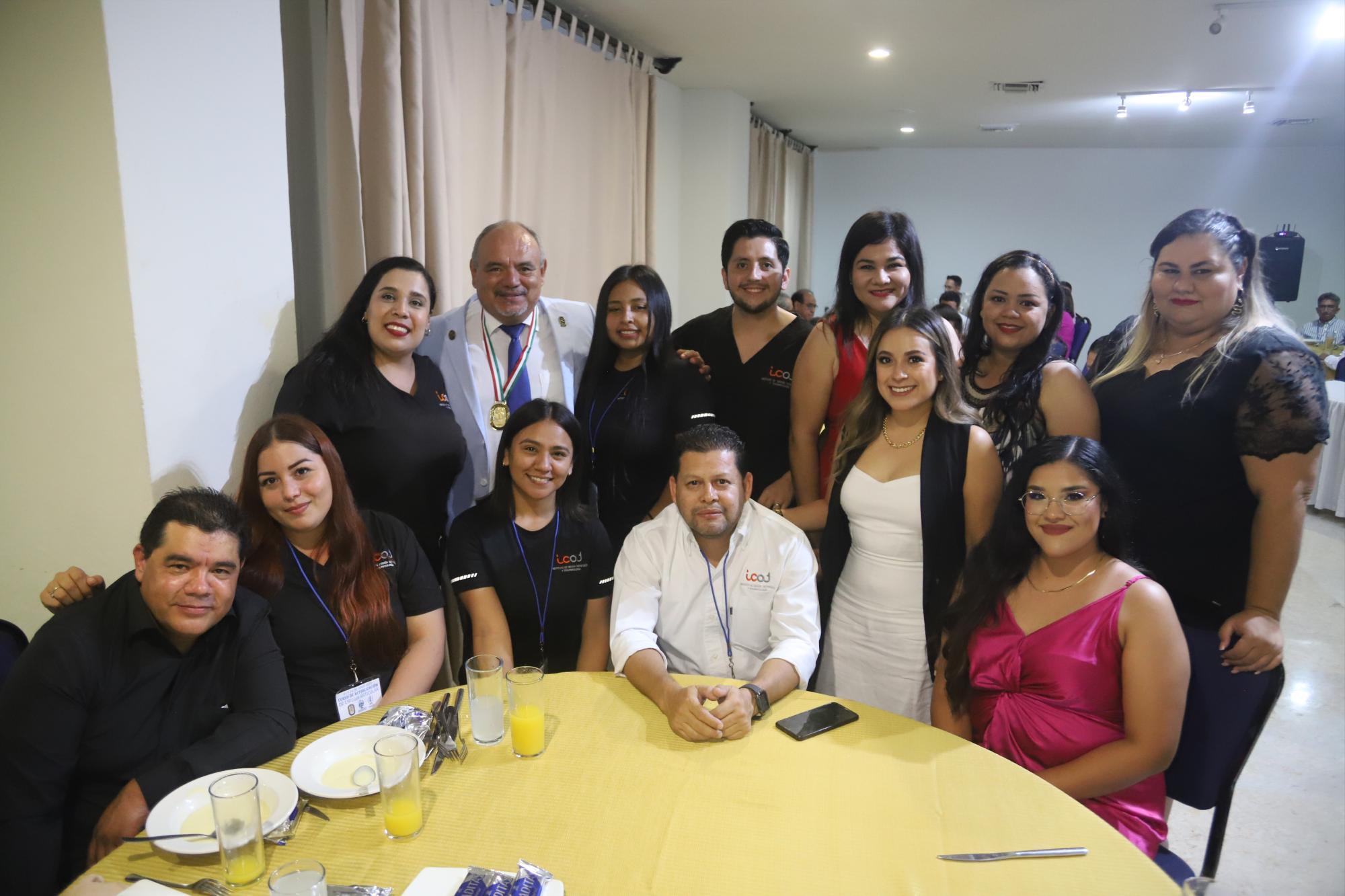 $!El nuevo presidente entre algunos de los asistentes.