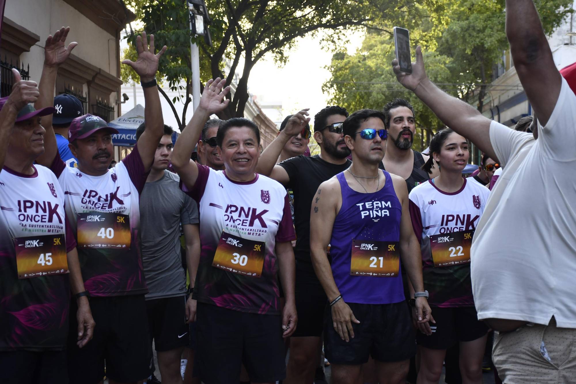 $!Se toman la foto del recuerdo antes de iniciar la carrera.