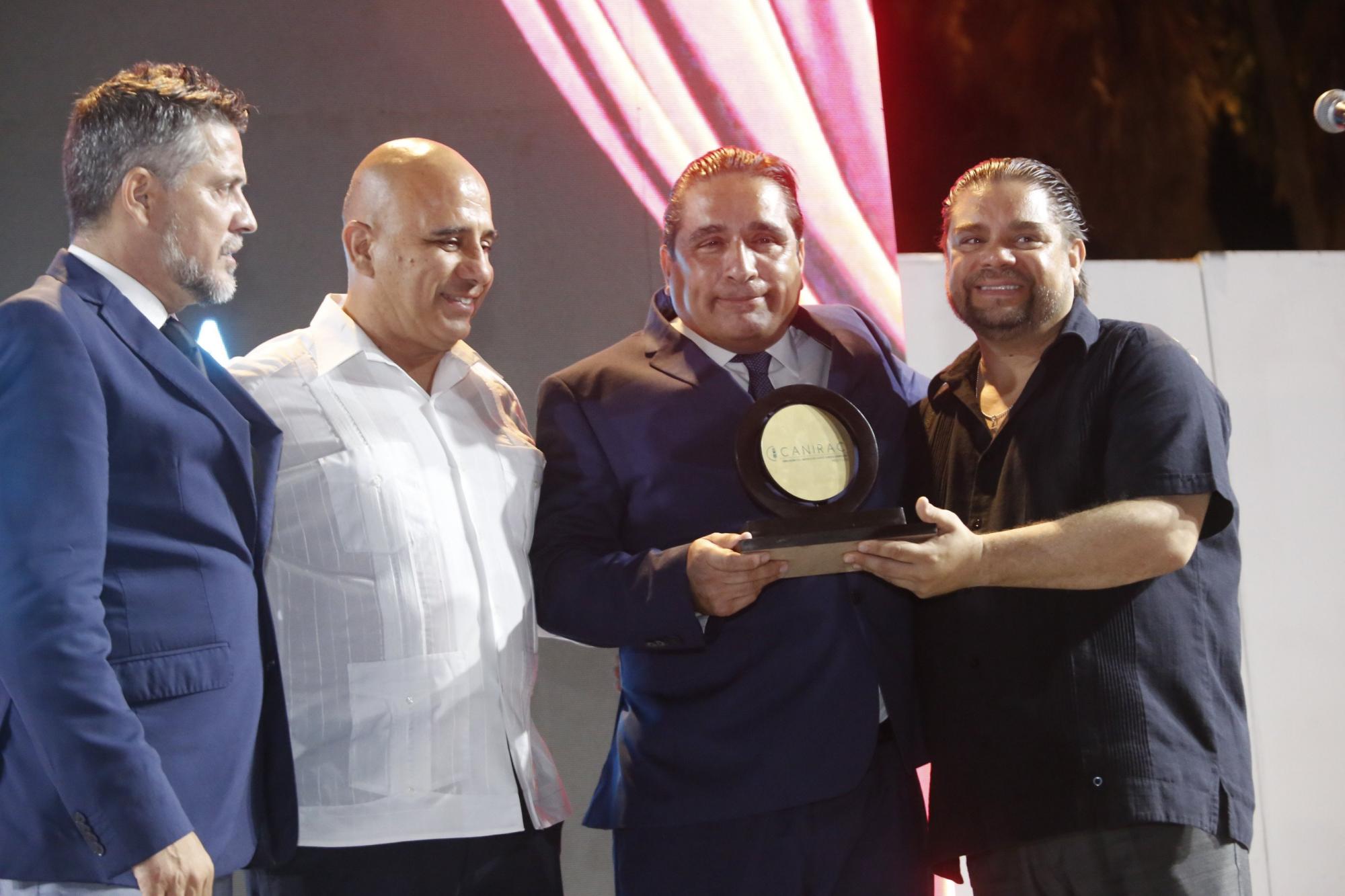 $!El chef Gilberto del Toro, de Gaia Bistrot, recibió el galardón como el Chef de Mayor Trayectoria.