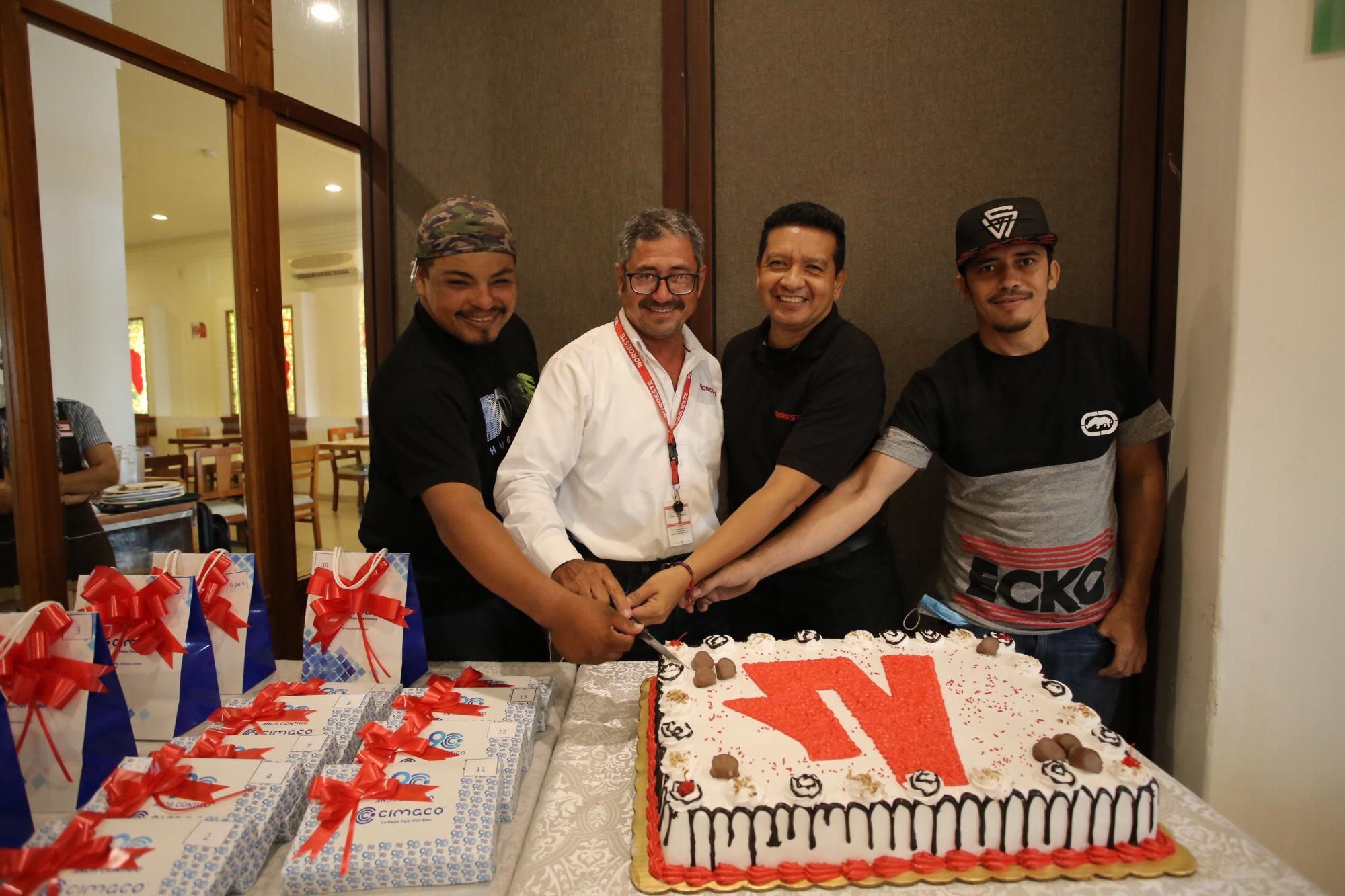 $!Félix David Valdez Chavira, Raymundo Tolosa, Adán Valdovines y José Ramón Enríquez al momento de cortar el pastel.