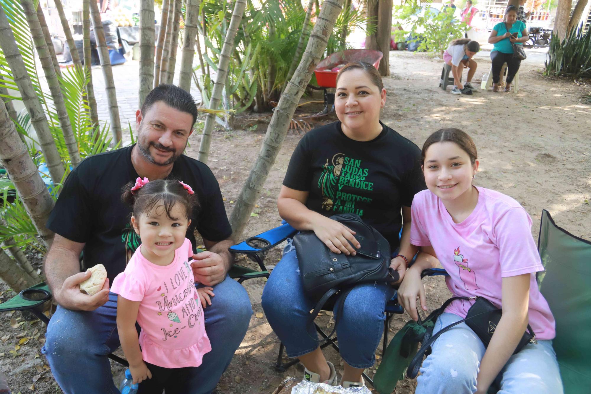 $!Jesús Arámburo y Esther García con sus hijas Regina y Mariana Arámburo García.