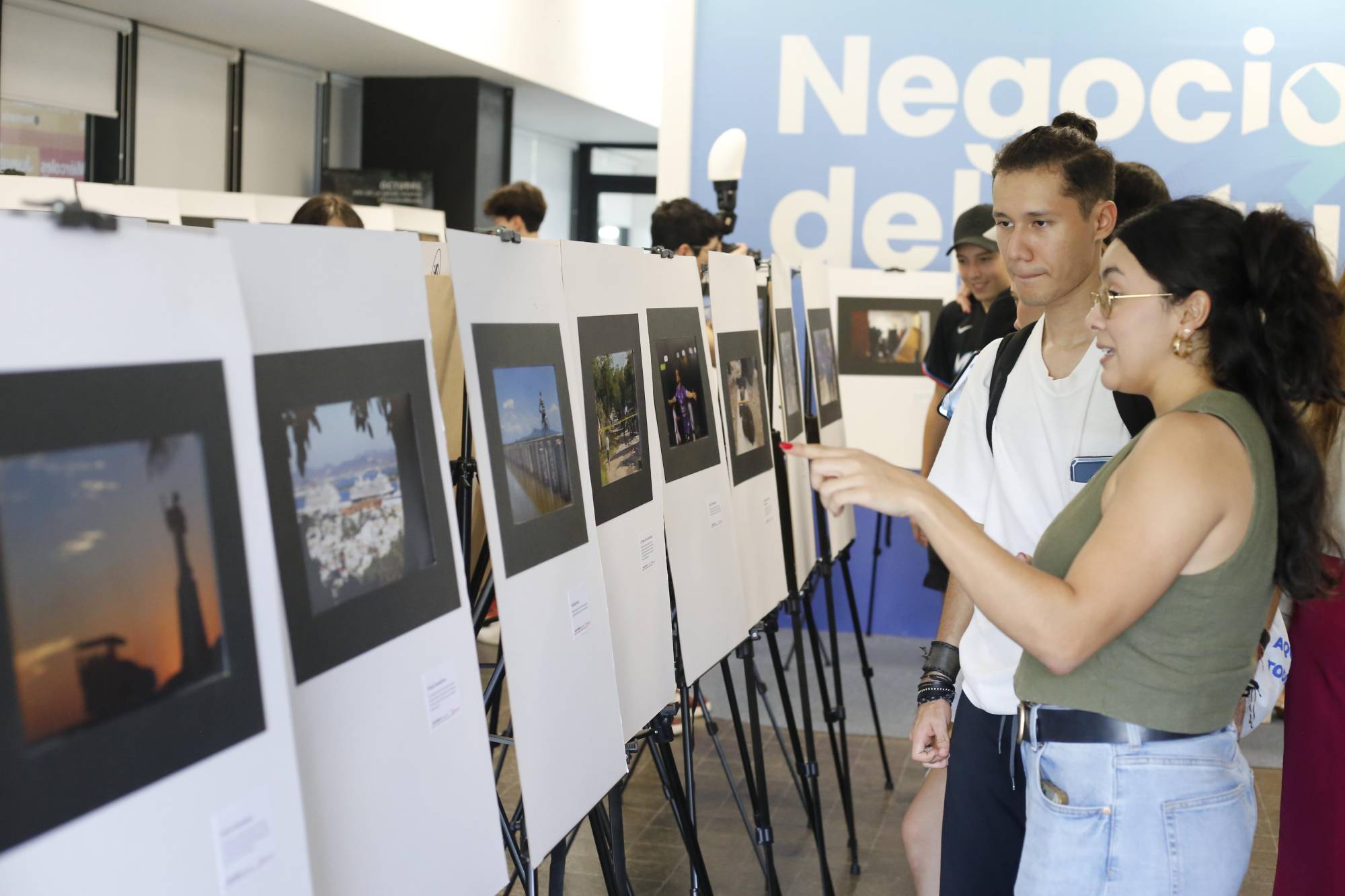 $!Los jóvenes aprecian la muestra que se exhibe en el edificio PEIS, del Tec de Monterrey.