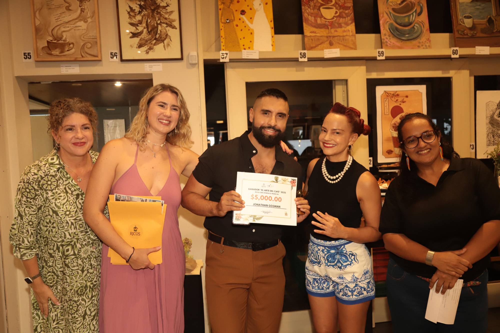 $!Jonathan Gosman ganador de uno de los premios entre Marianne Biasotti, Hailey Fontes, Laura Graef y Marysol Galván.