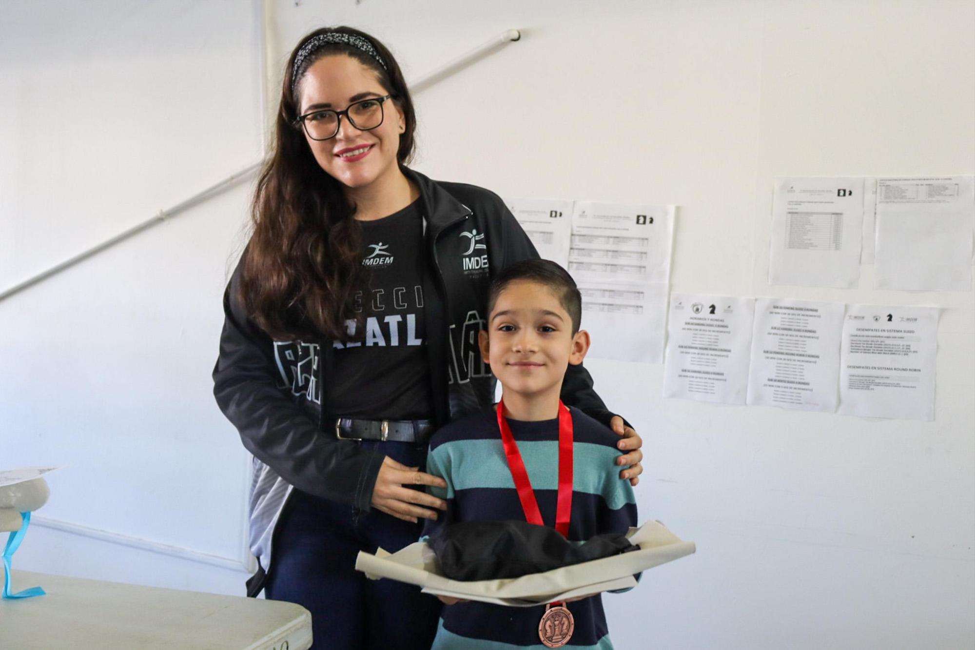 $!Compiten cuadro a cuadro por las mejores posiciones en el Municipal de Ajedrez