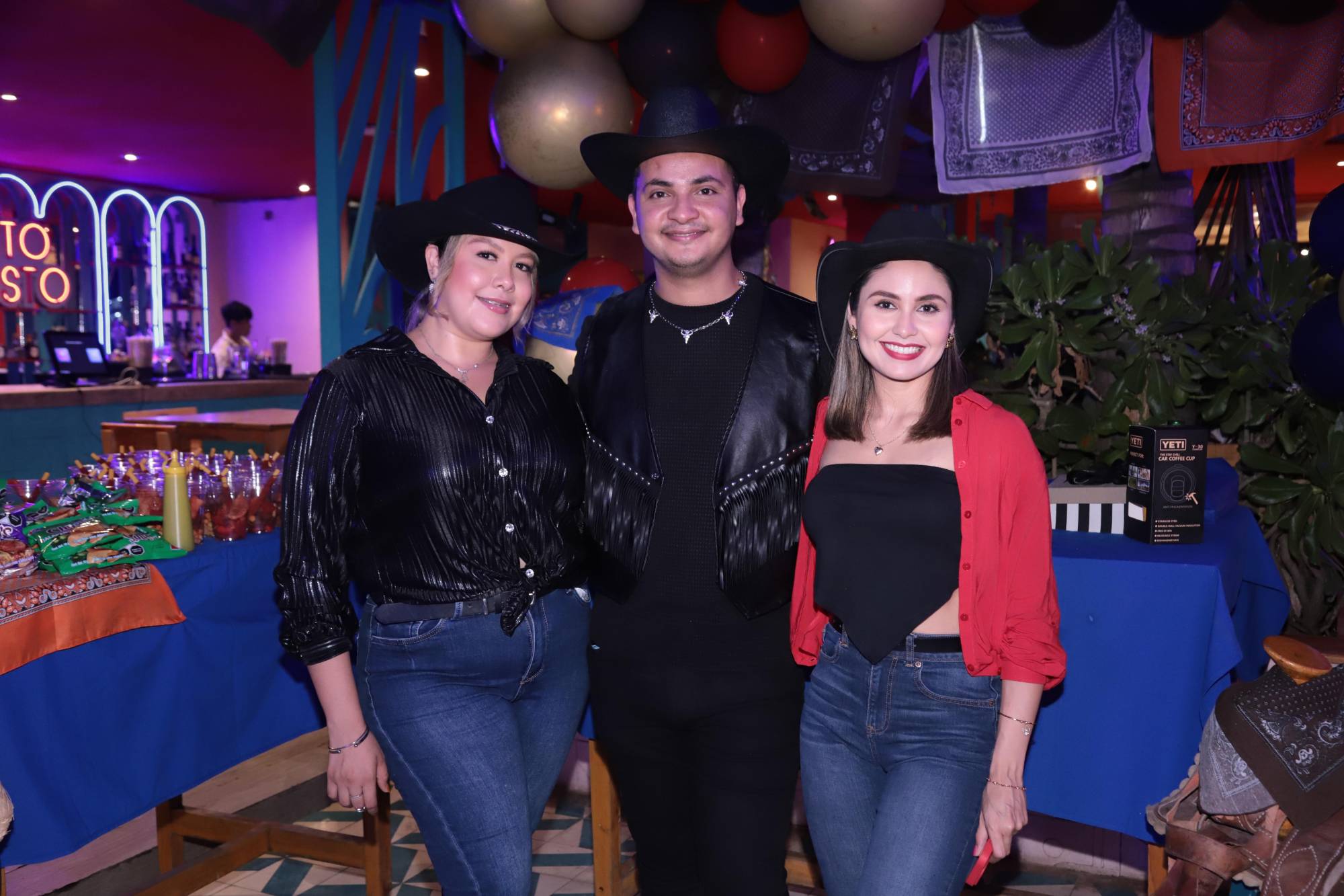 $!Lizbeth Villanueva y Gabriela Cristerna con el cumpleañero.