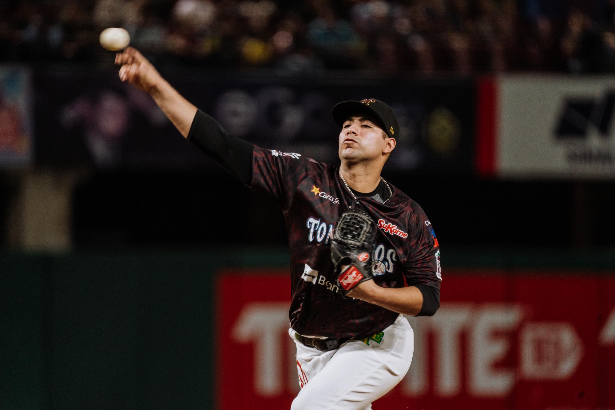 $!Tomateros de Culiacán le pega en casa al líder Algodoneros de Guasave