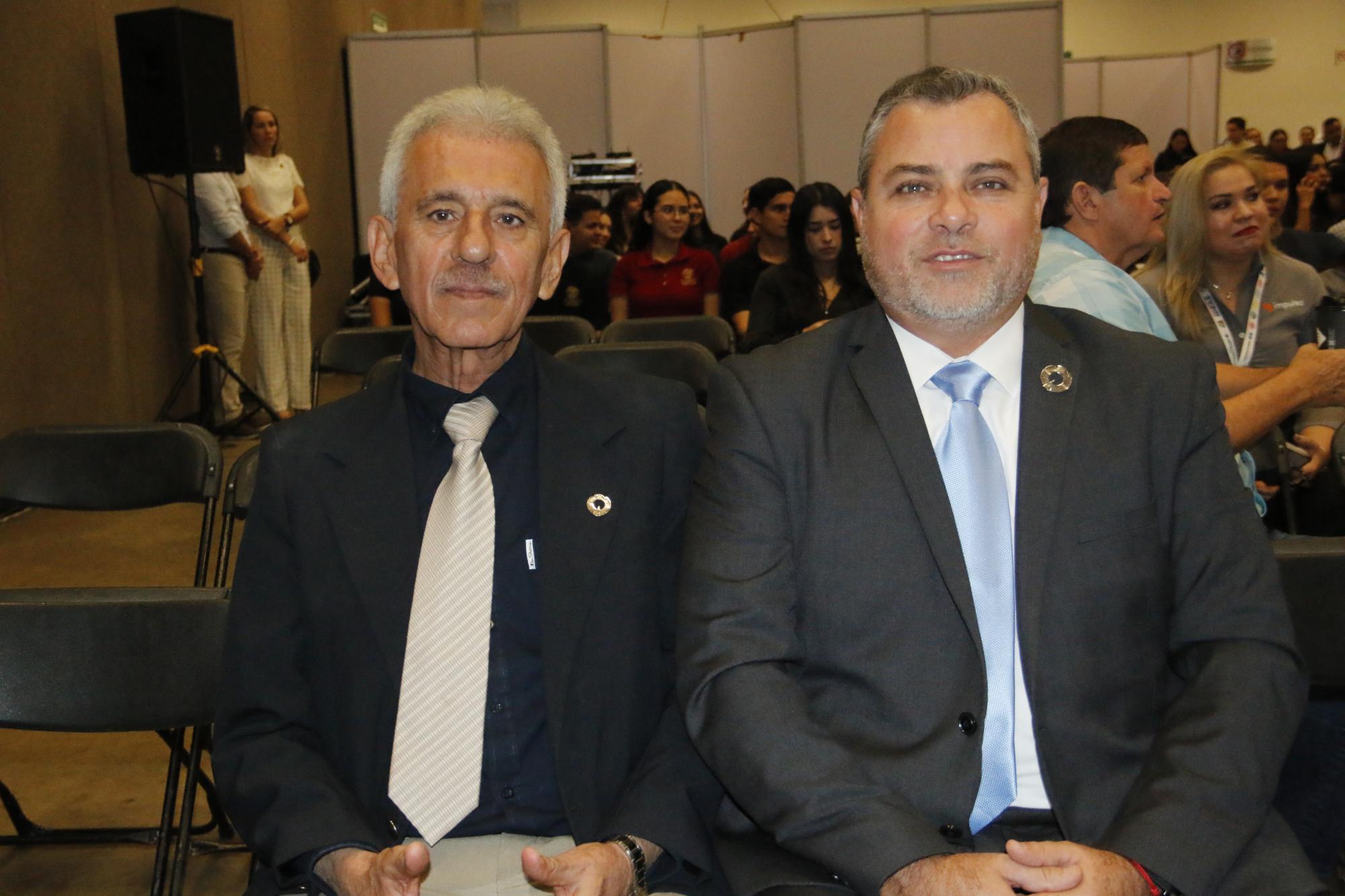 $!Arquitecto Abraham Cervantes Luque, de Canacintra Guasave, y el licenciado Manrique Nielsen.