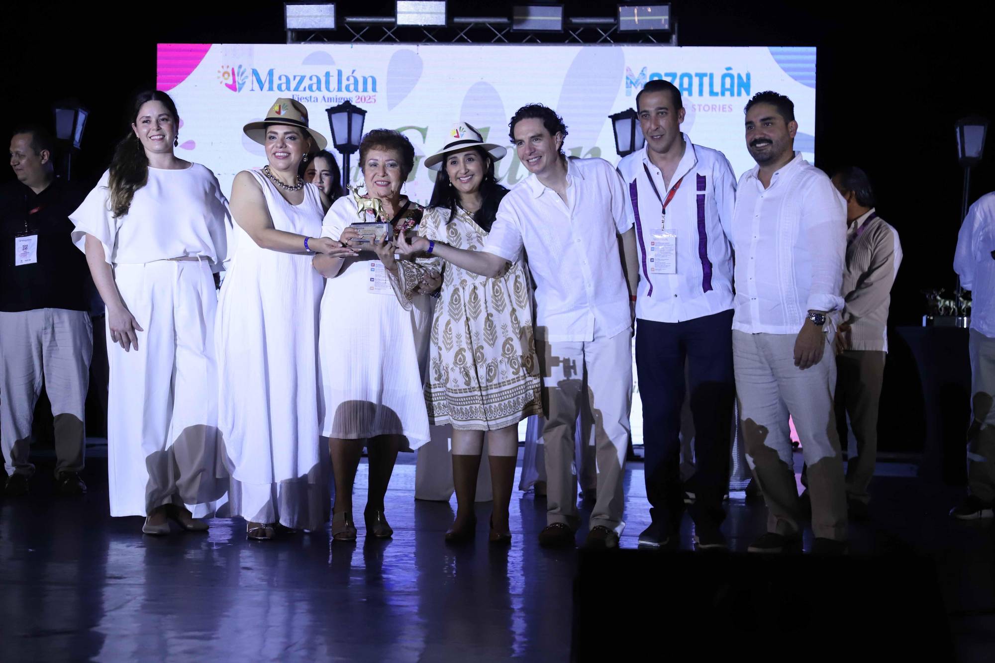 $!María Digna Viera hace entrega del reconocimiento a integrantes de Operador Expedia.