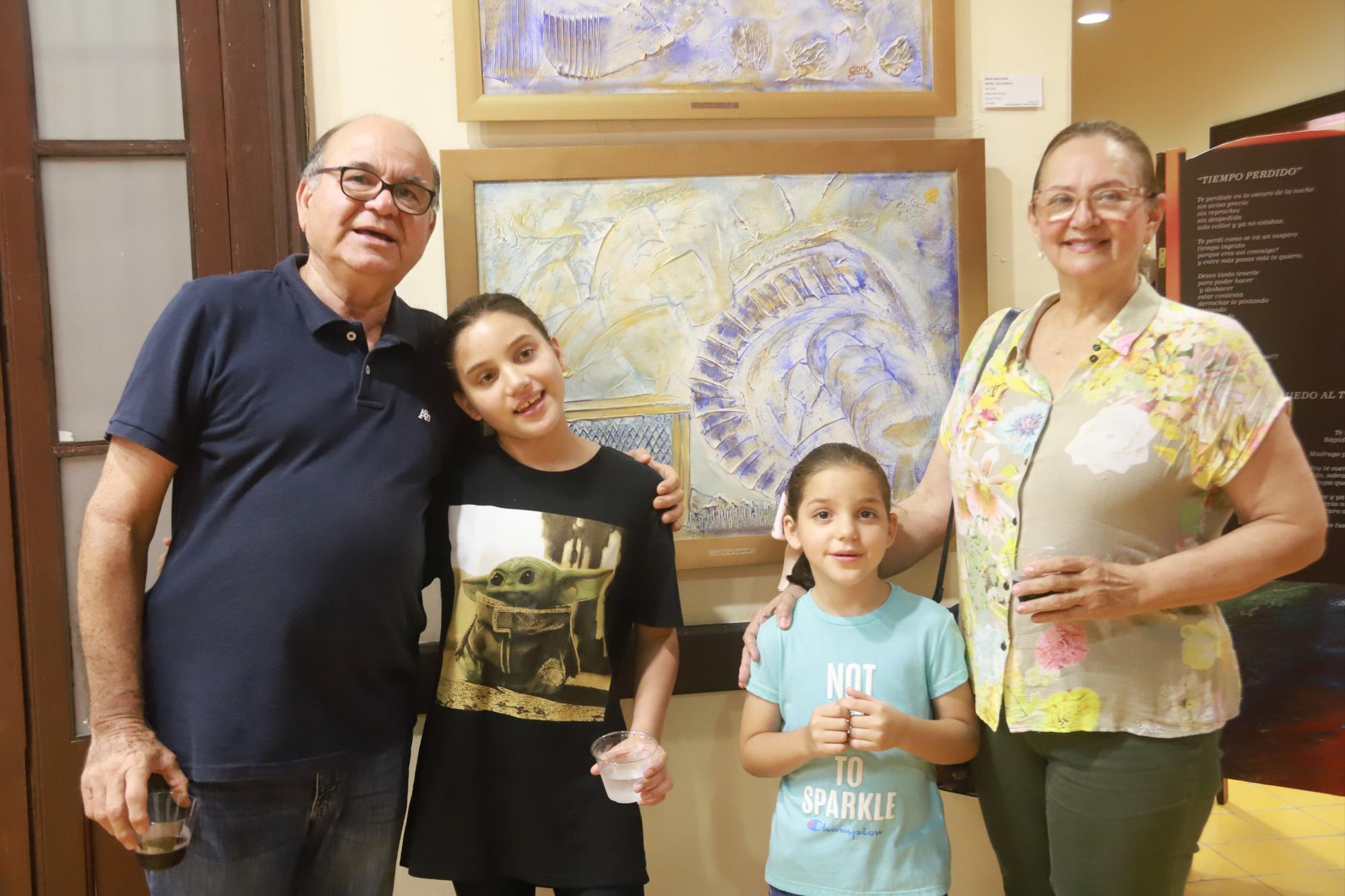 $!Juan Lizárraga, Natalia y Mariana Lizárraga e Irmalicia Gastélum.