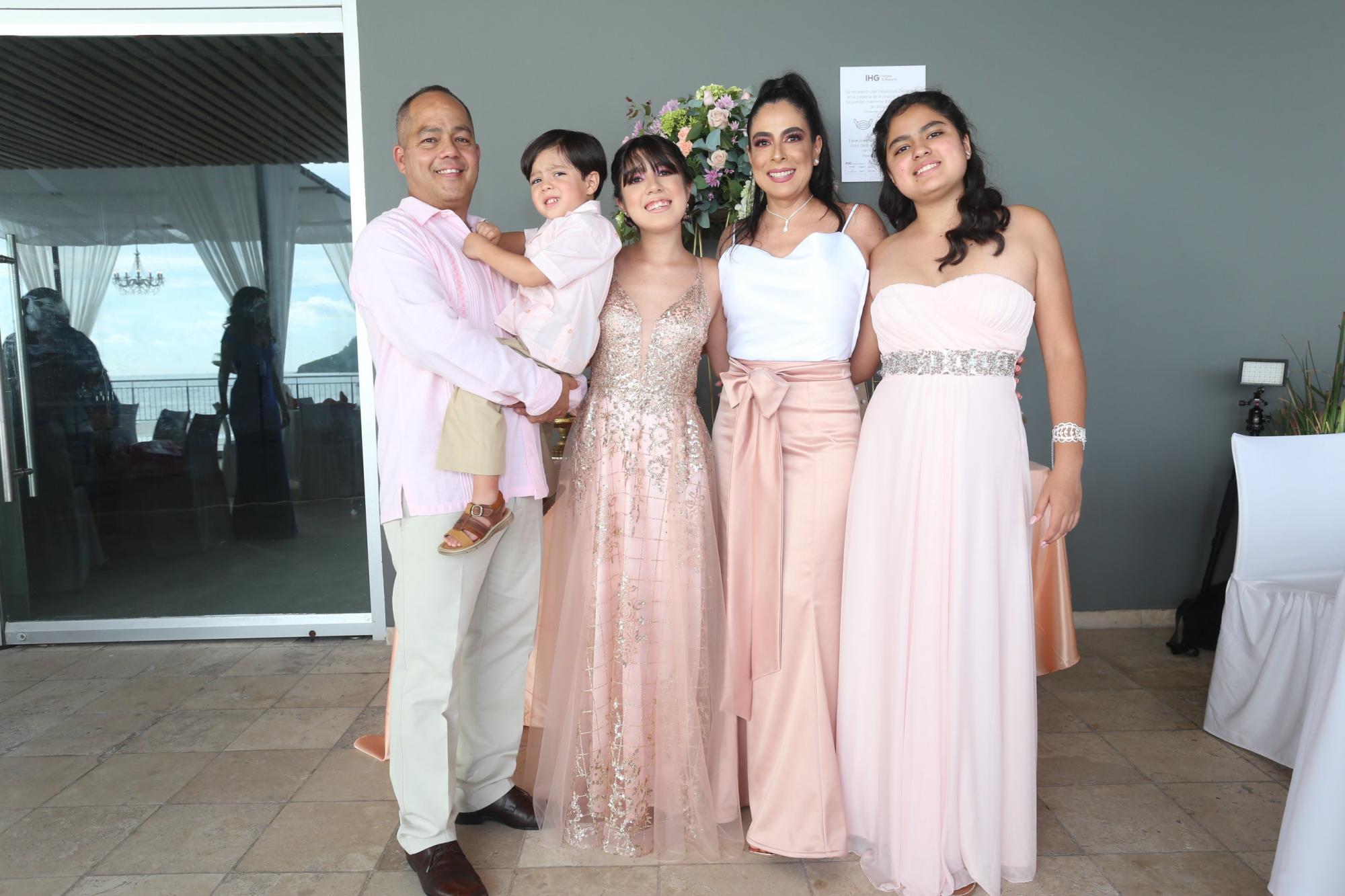 $!La familia Cobián Zamora: Jorge, Carlo, Elisa, Karla y Amanda.