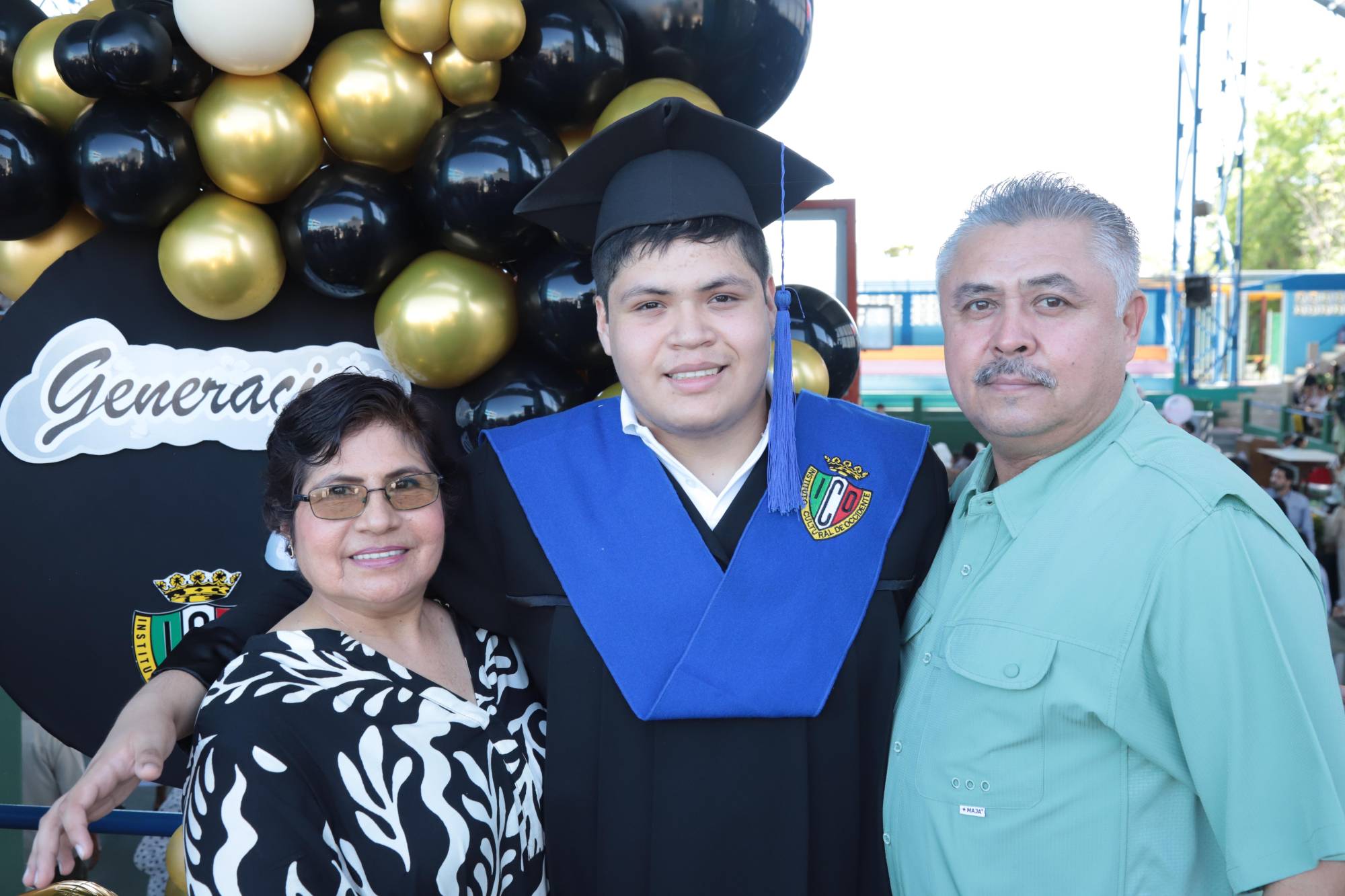 $!Maximiliano entre sus padres, Soledad Espinoza y Noé Suchilt.