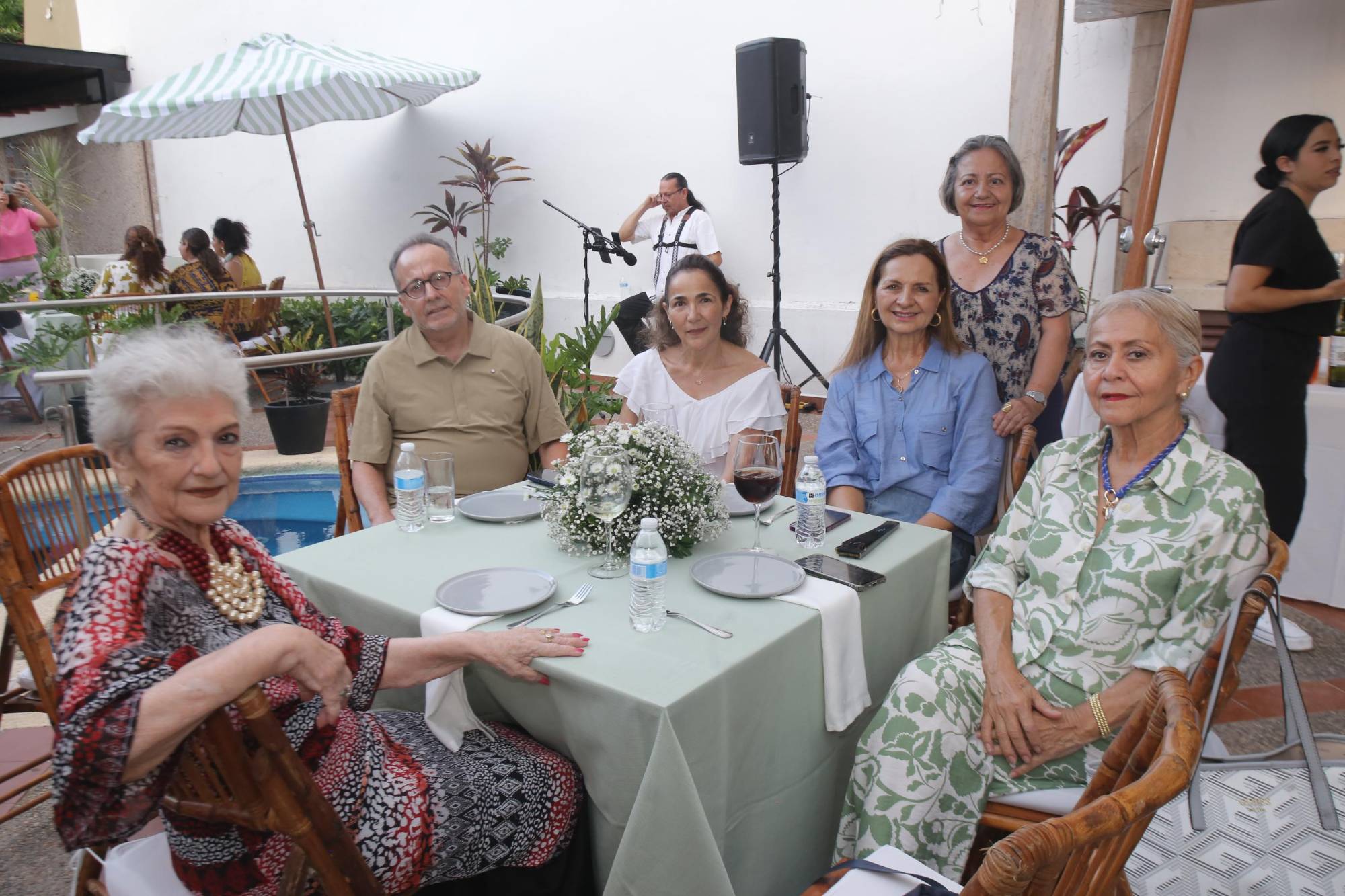 $!Amelia Silvia Duagon, Emilio Hernández, Yadira Reynosa, Ana Isabel de Escobar, Yolanda Alarcón y Lourdes Santillán.