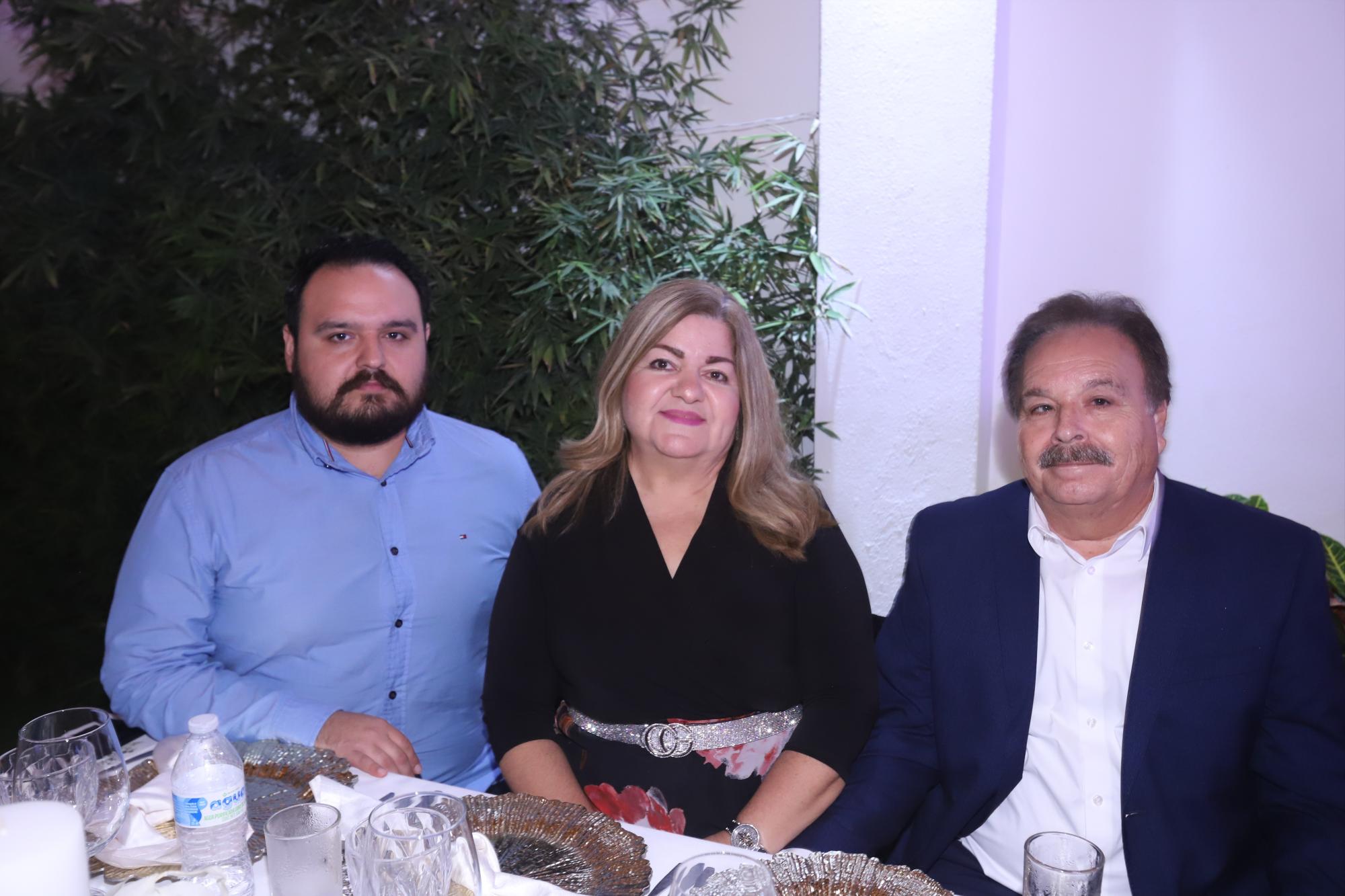 $!Luis Águilar, Xóchitl Escobar y Luis Eligio Aguilar.