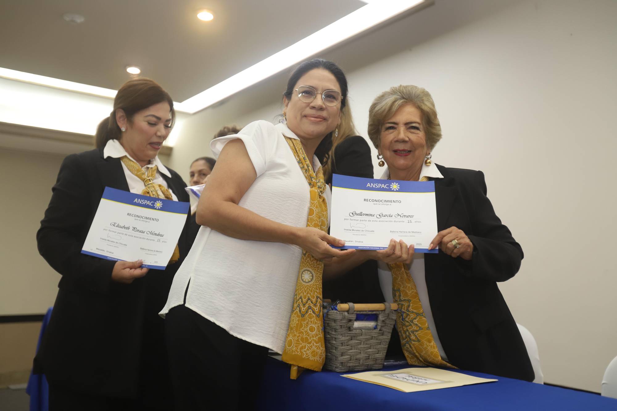 $!Guillermina García recibe de manos de Lucy Calleros de Soto su diploma de 15 años dentro de la asociación.